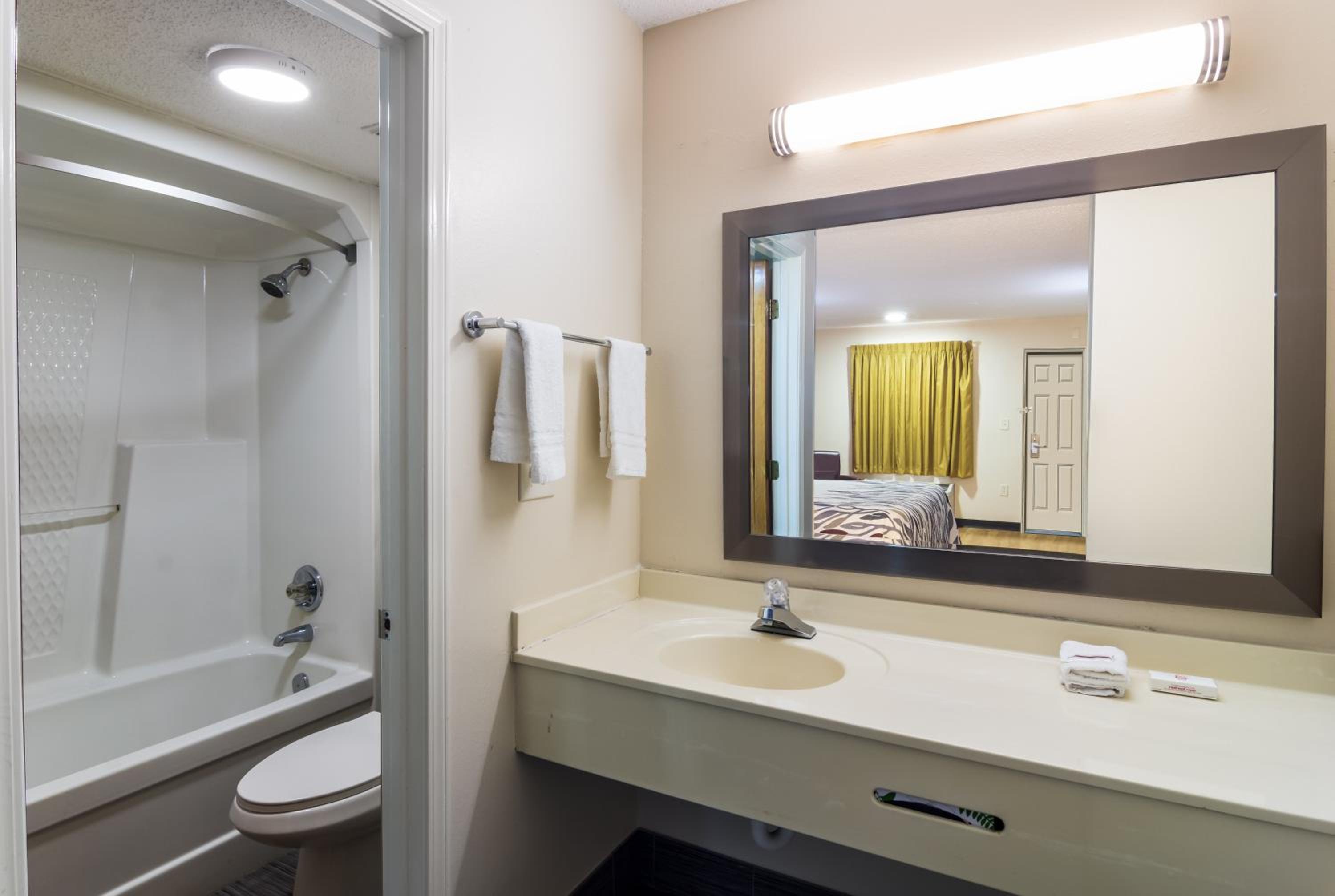 Superior King Room - Non-Smoking - Photo 4