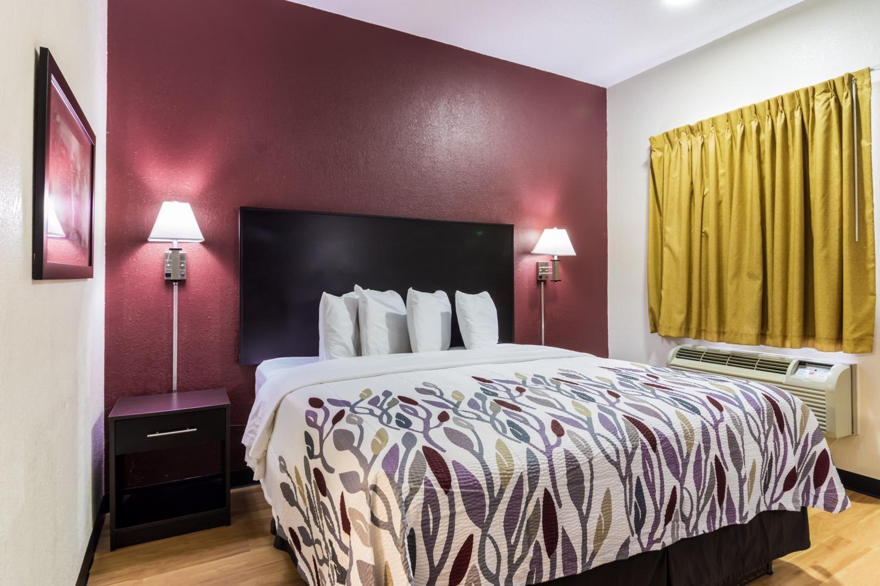 Deluxe King Room - Disability Access/Non-Smoking - Photo 2