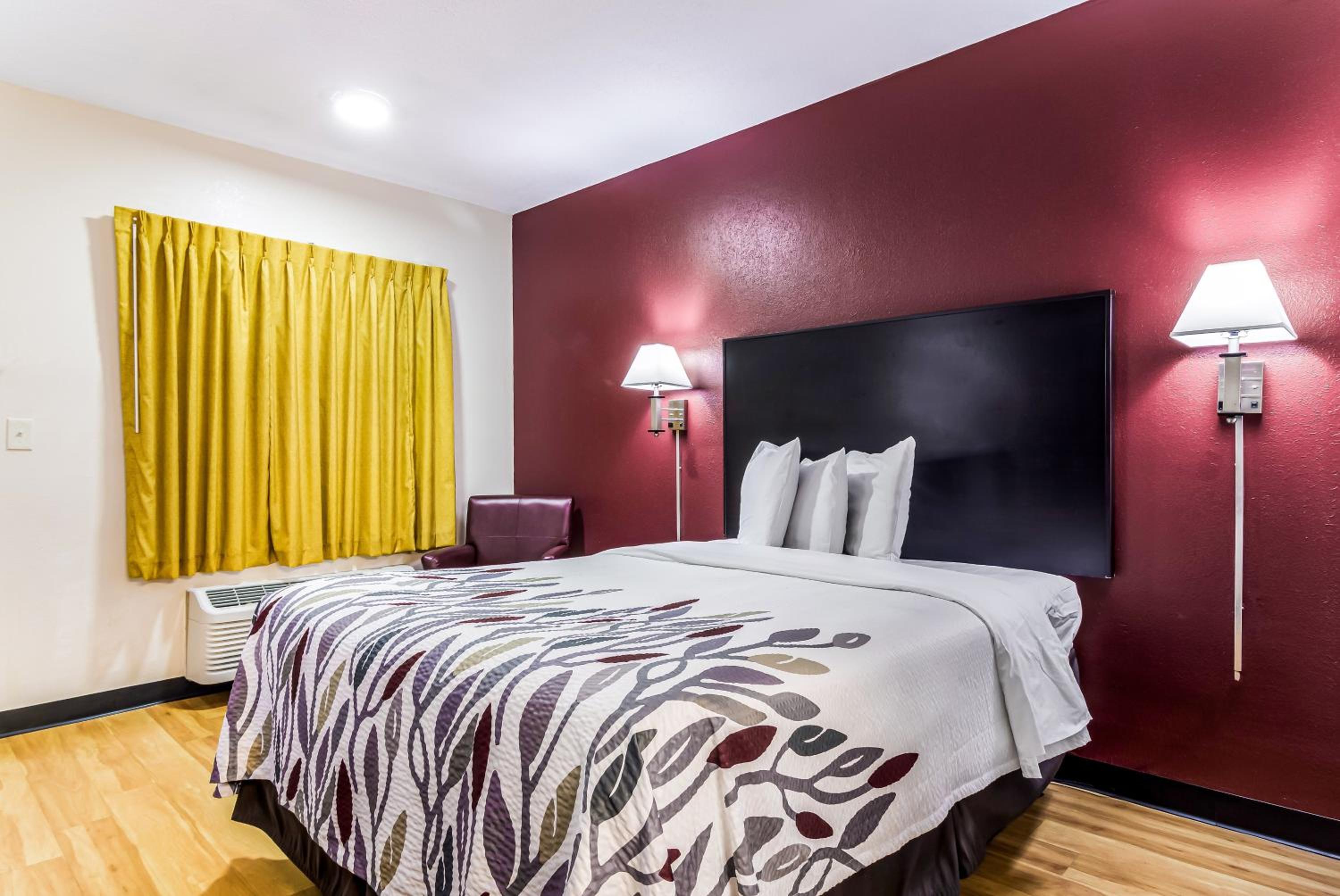 Deluxe Queen Room with One Queen Bed - Non-Smoking - Photo 2