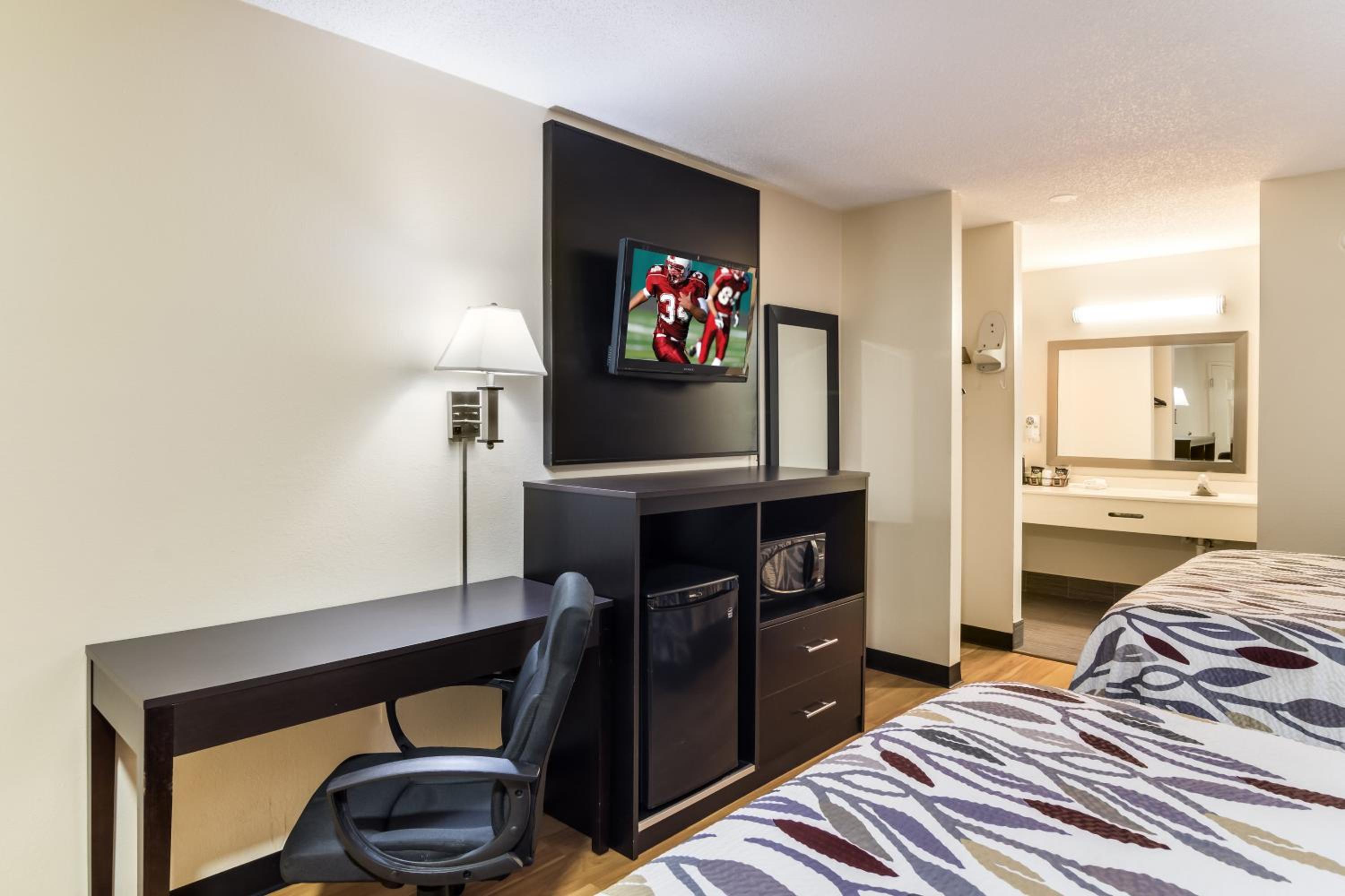 Deluxe Queen Room with Two Queen Beds - Non-Smoking - Photo 4