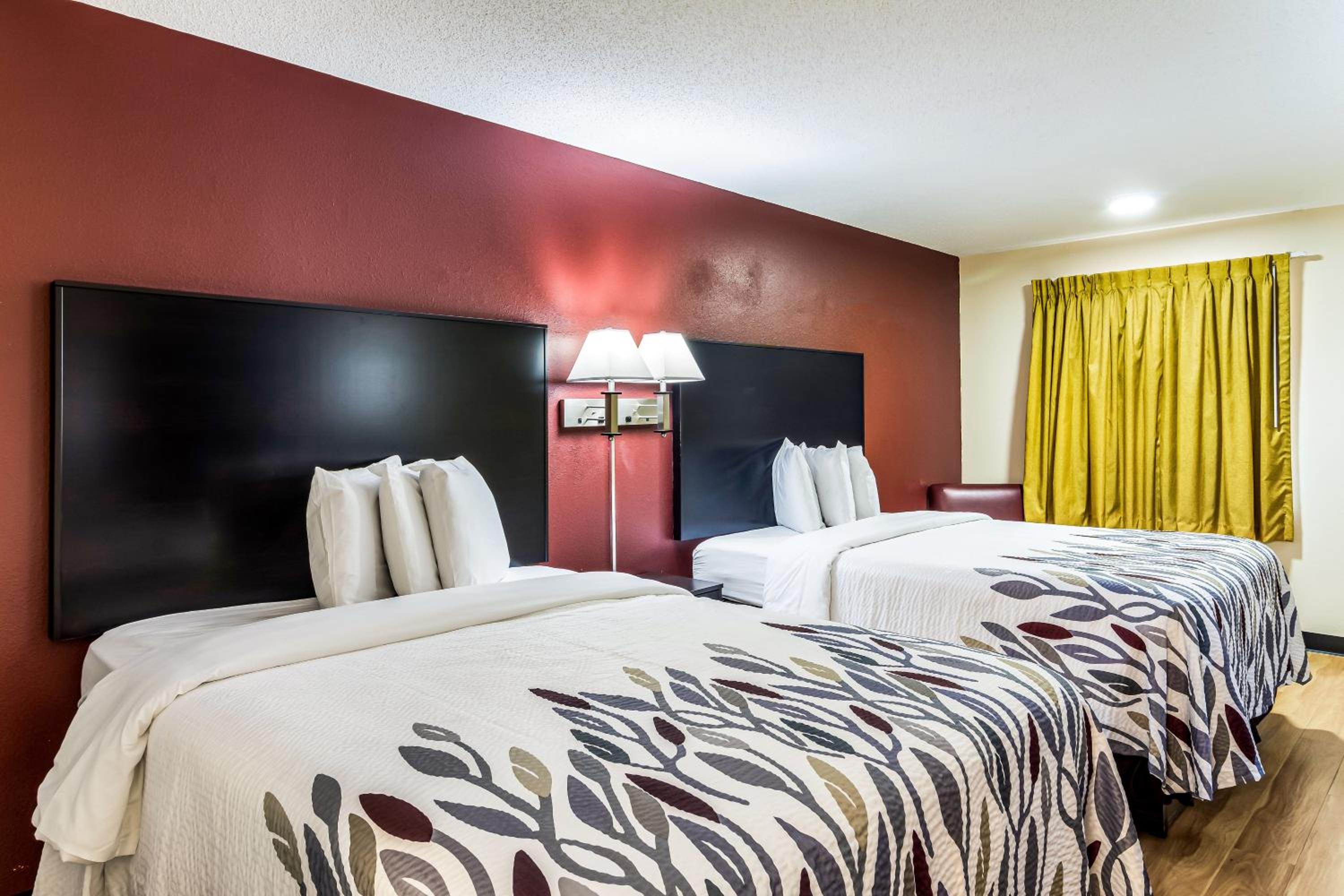 Deluxe Queen Room with Two Queen Beds - Non-Smoking - Photo 3