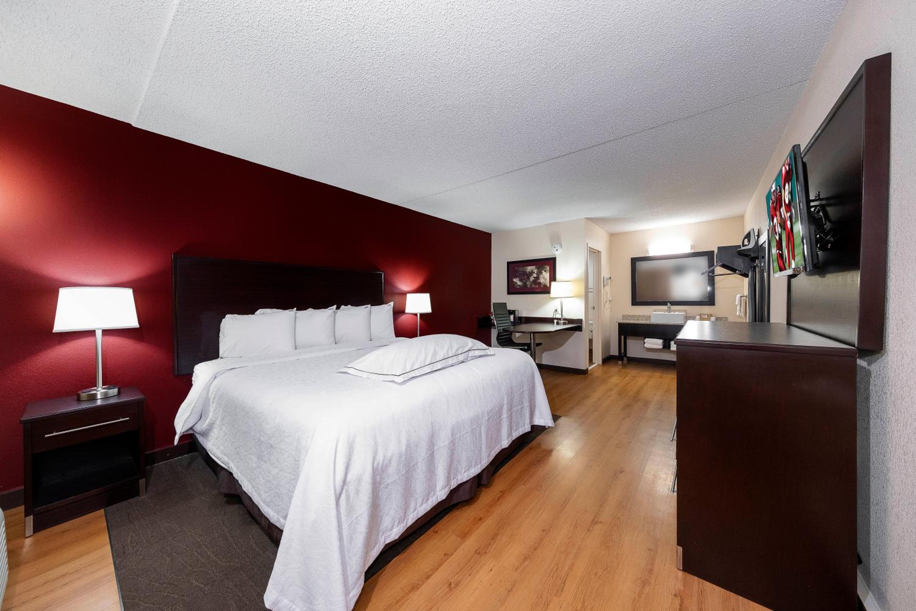 Premium King Room Smoke Free (Upgraded Bedding & Snack Box) photo 1