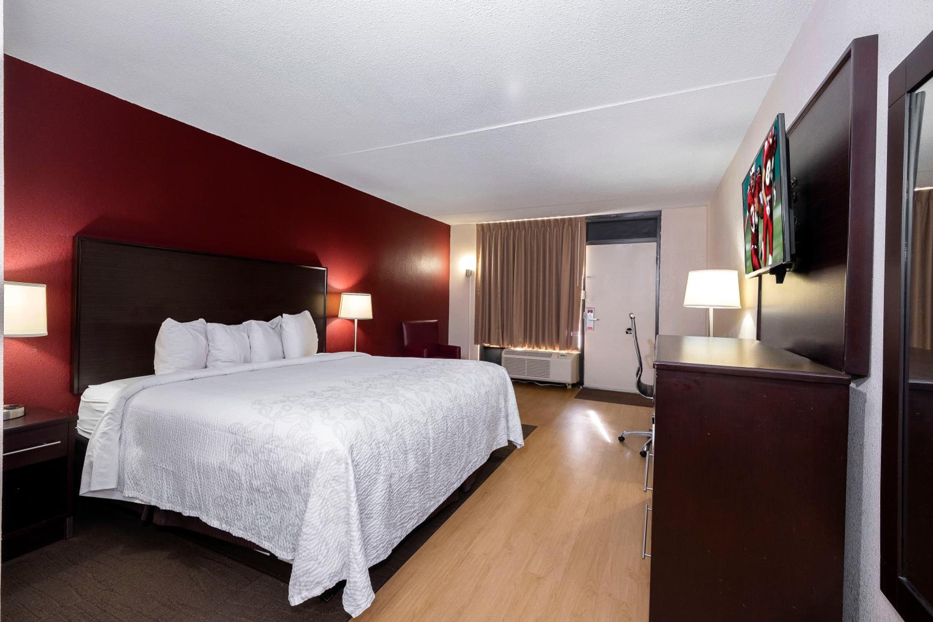 Deluxe King Room Smoke Free photo 3