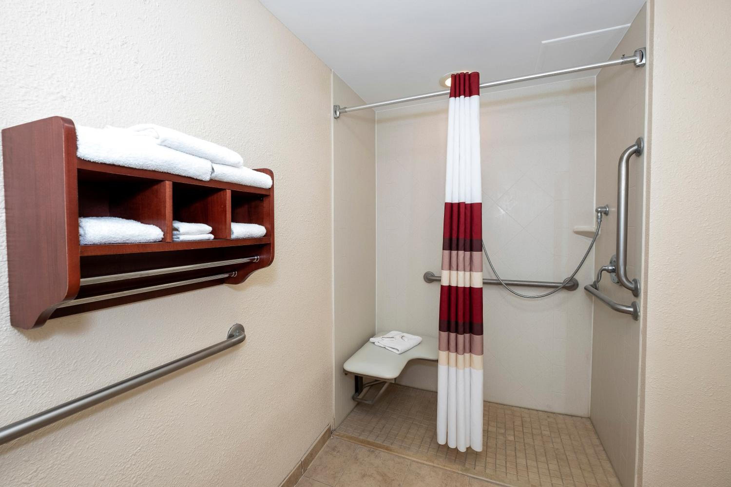 Deluxe Room with One Double Bed Disability Access Roll-In Shower Smoke Free - Photo 6