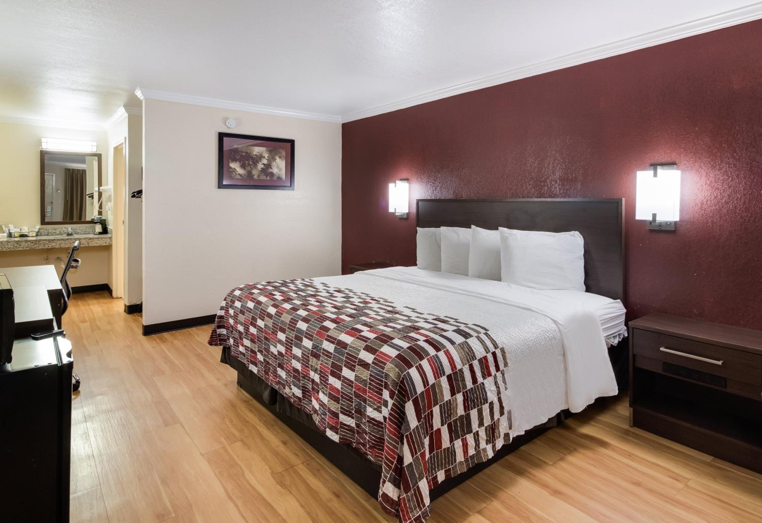 Deluxe King Room Disability Access Smoke Free - Photo 4