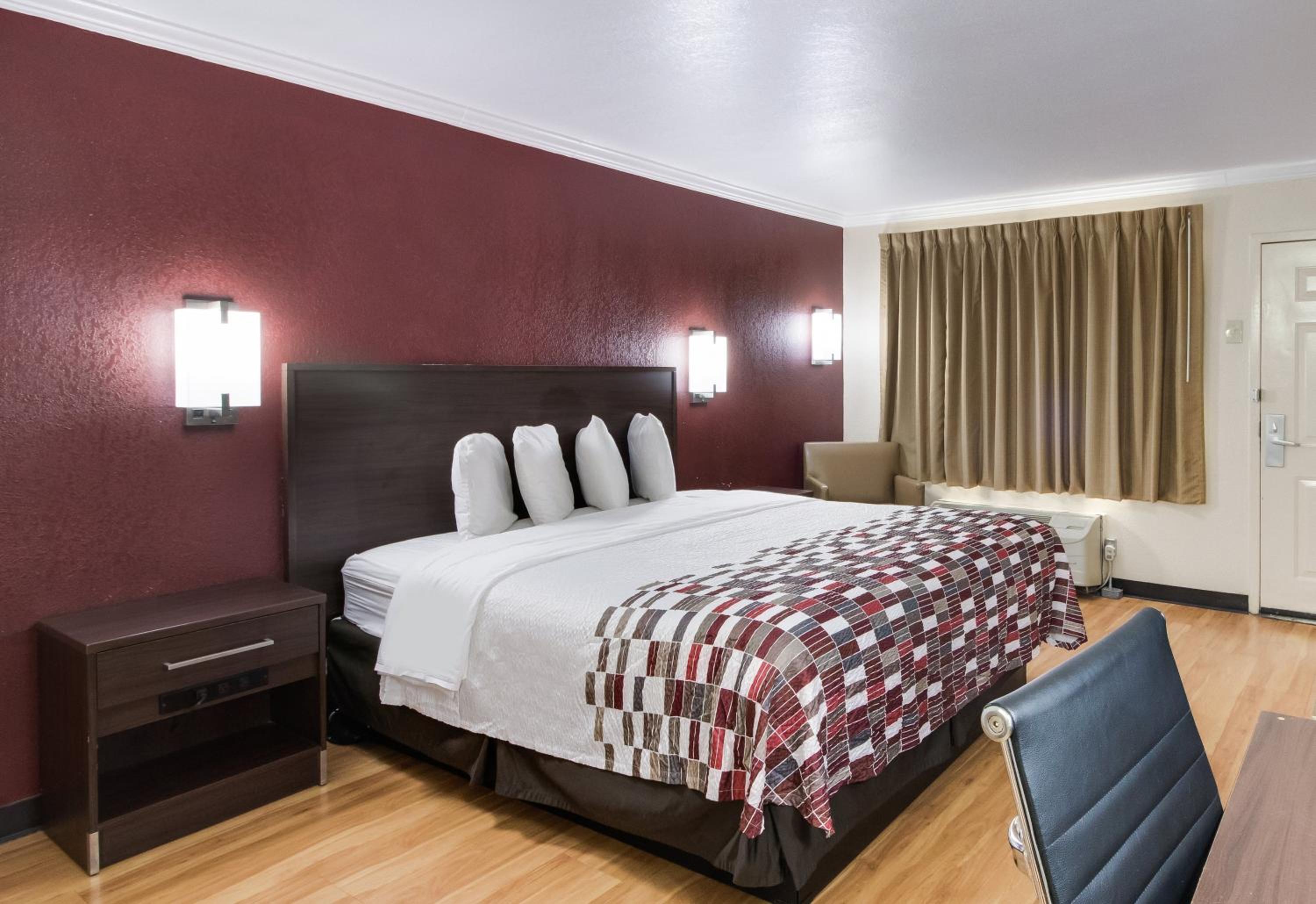 Deluxe King Room Disability Access Smoke Free - Photo 3