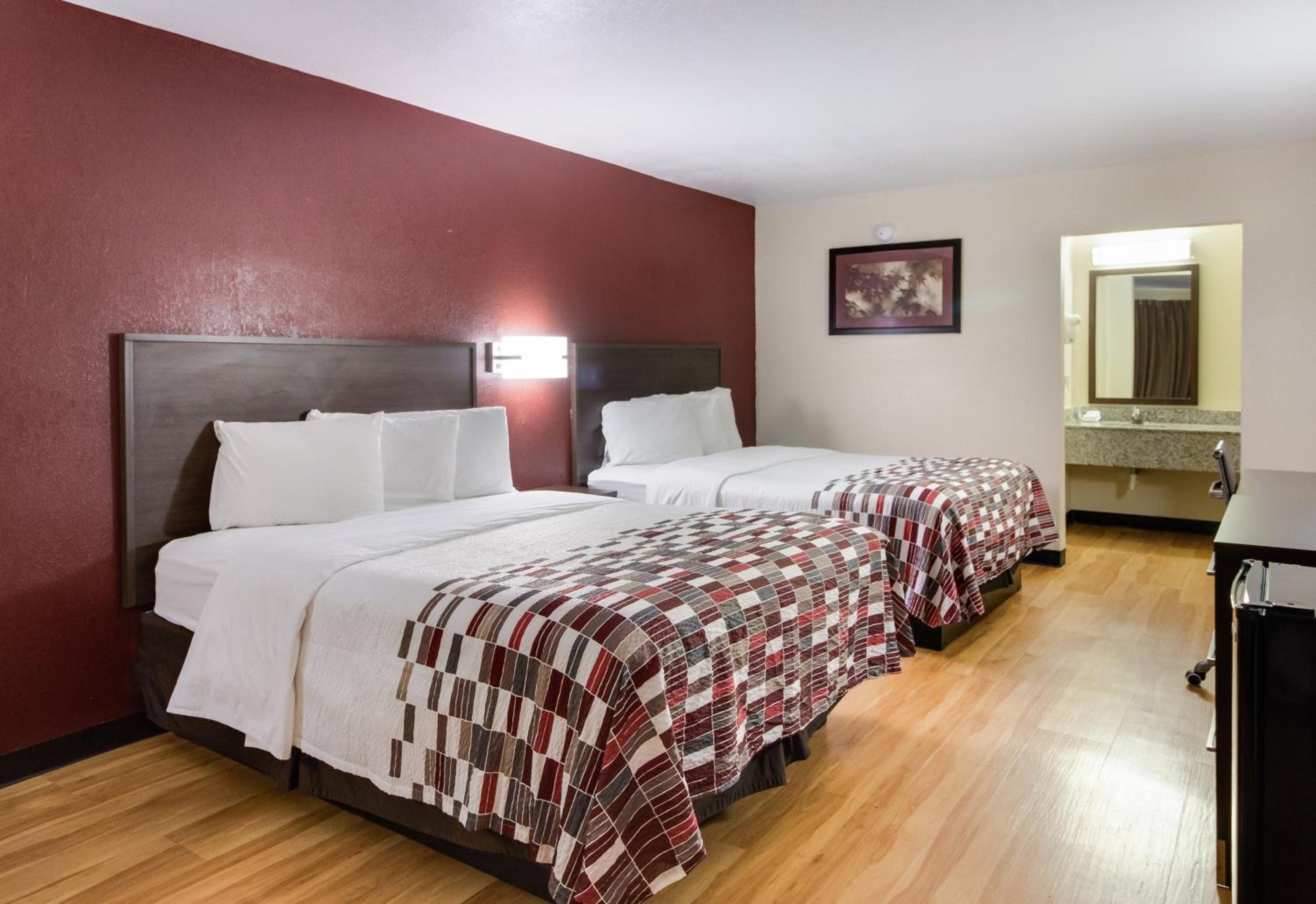 Deluxe Room with Two Queen Beds Smoke Free - Photo 4