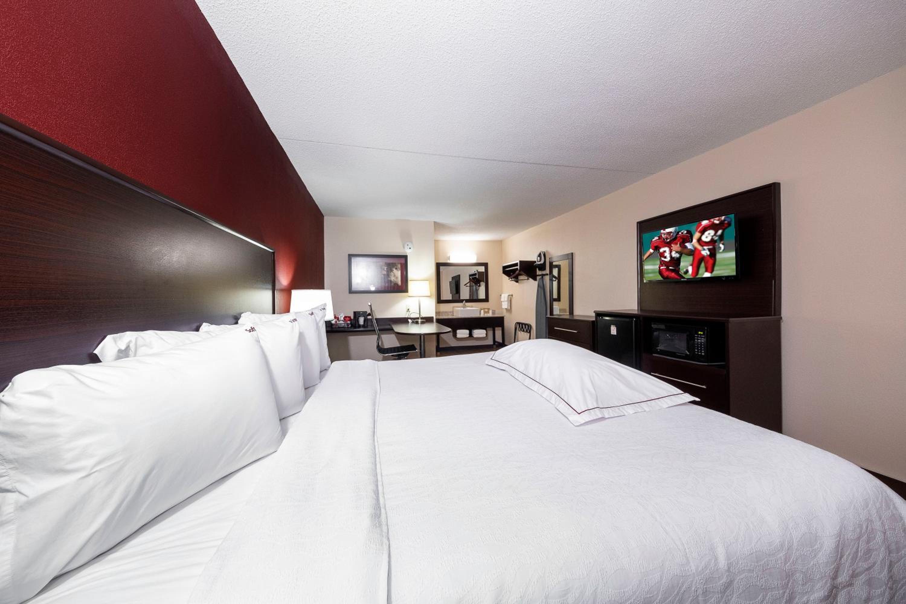 Premium King Room Smoke Free (Upgraded Bedding & Snack Box) photo 3