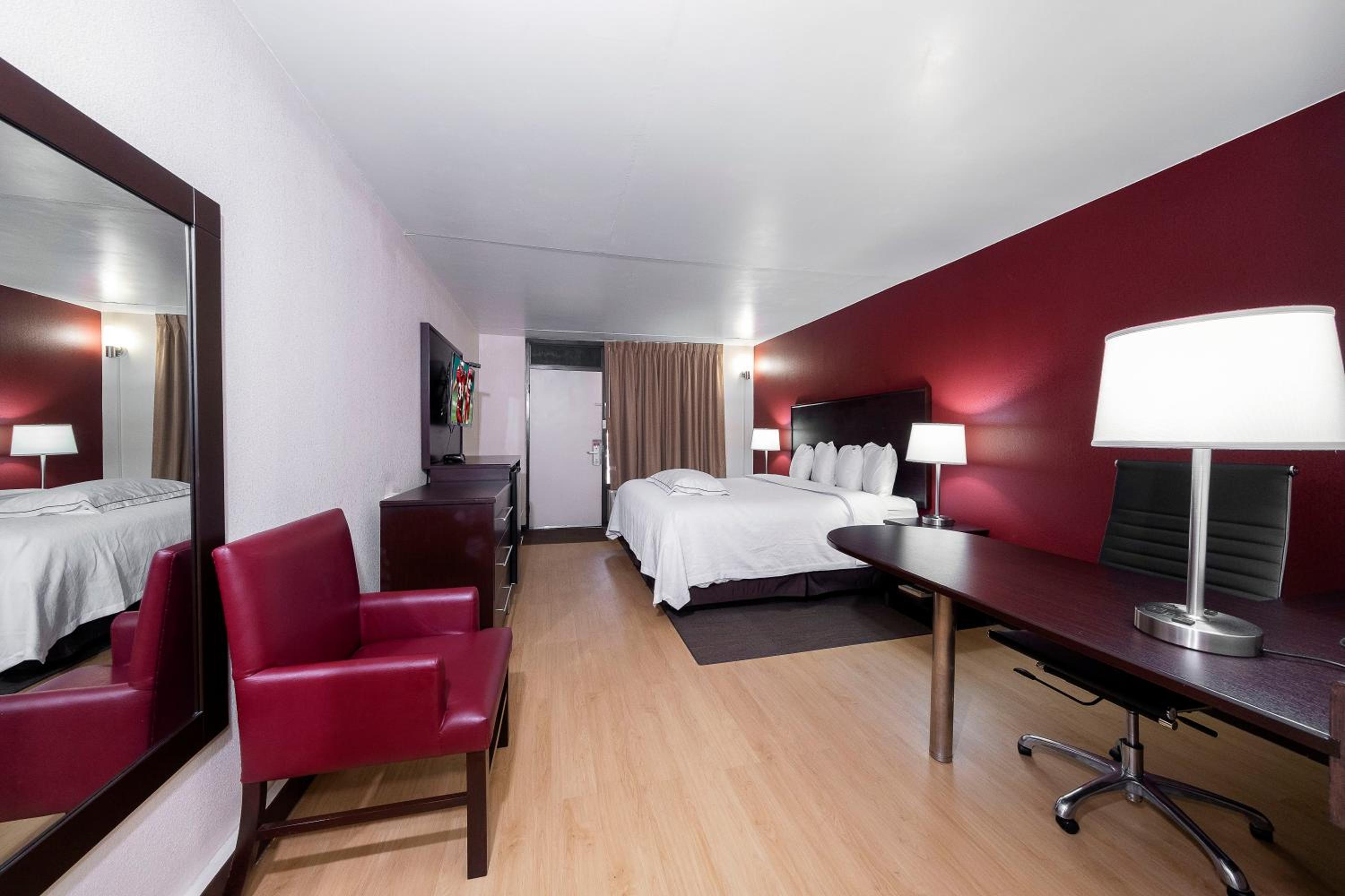 Premium King Room Disability Access Smoke Free (Upgraded Bedding & Snack Box) photo 1