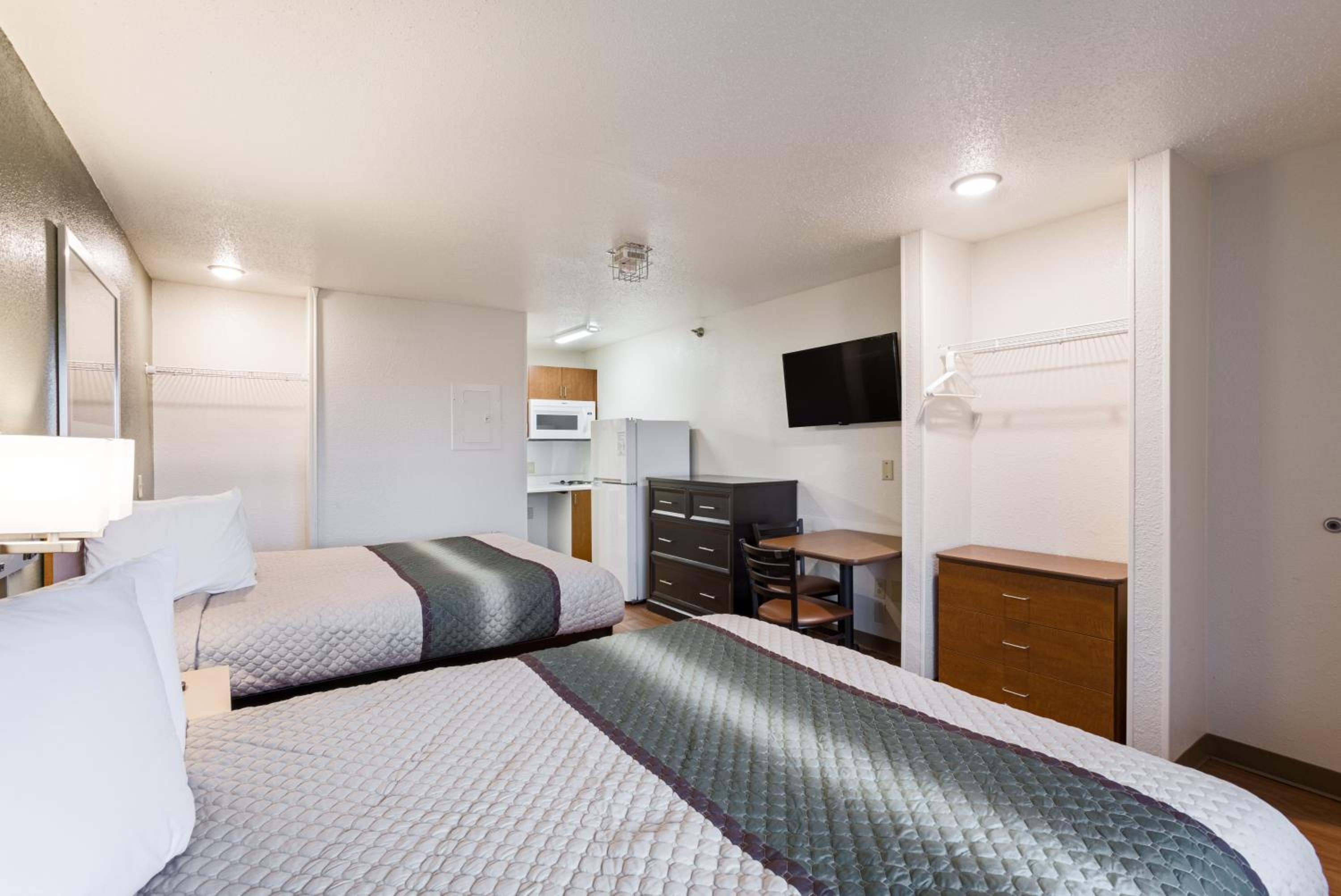 Studio with Two Queen Beds Non - Smoking - Photo 3