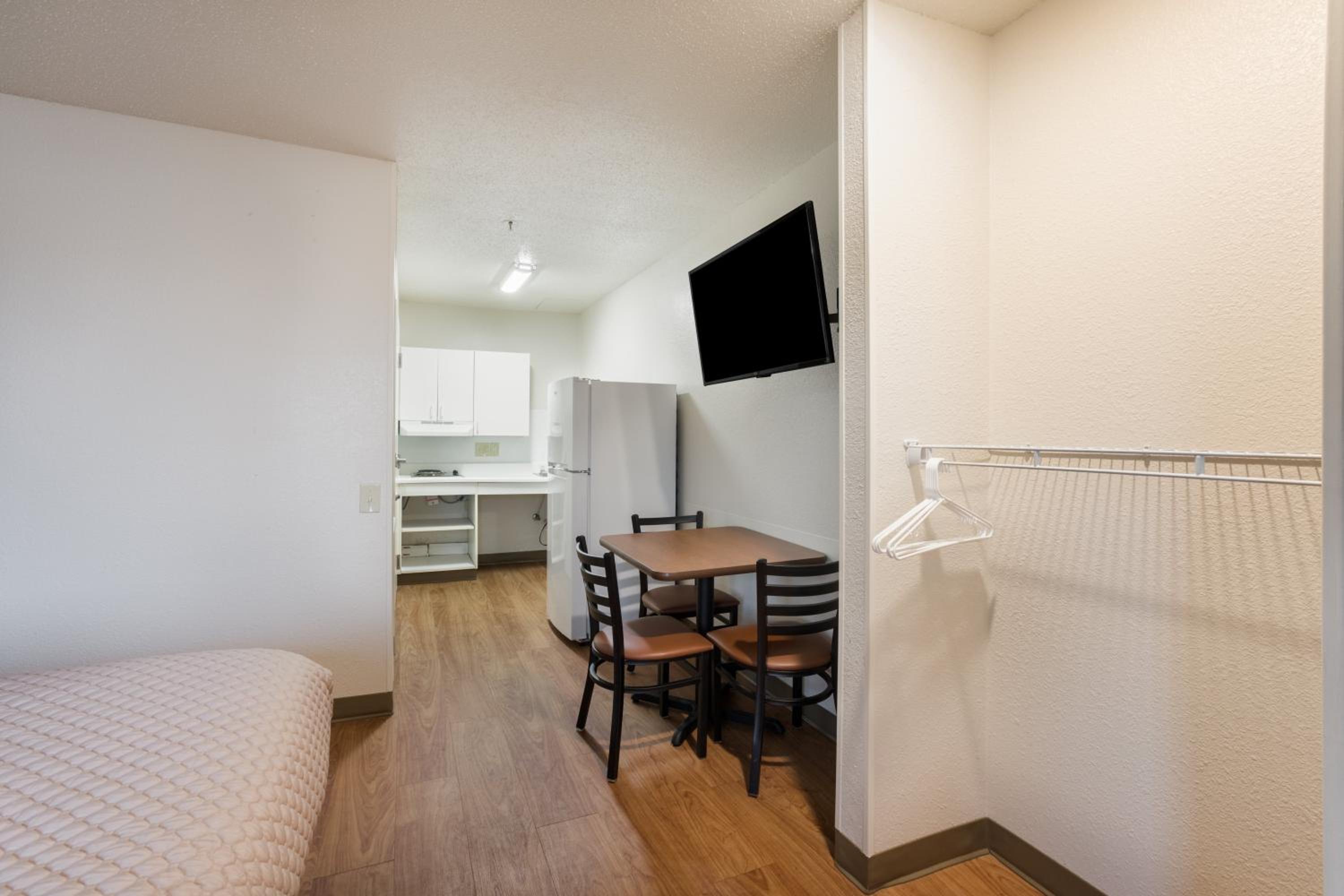 Studio Queen Room Disability Access Non-Smoking - Photo 4