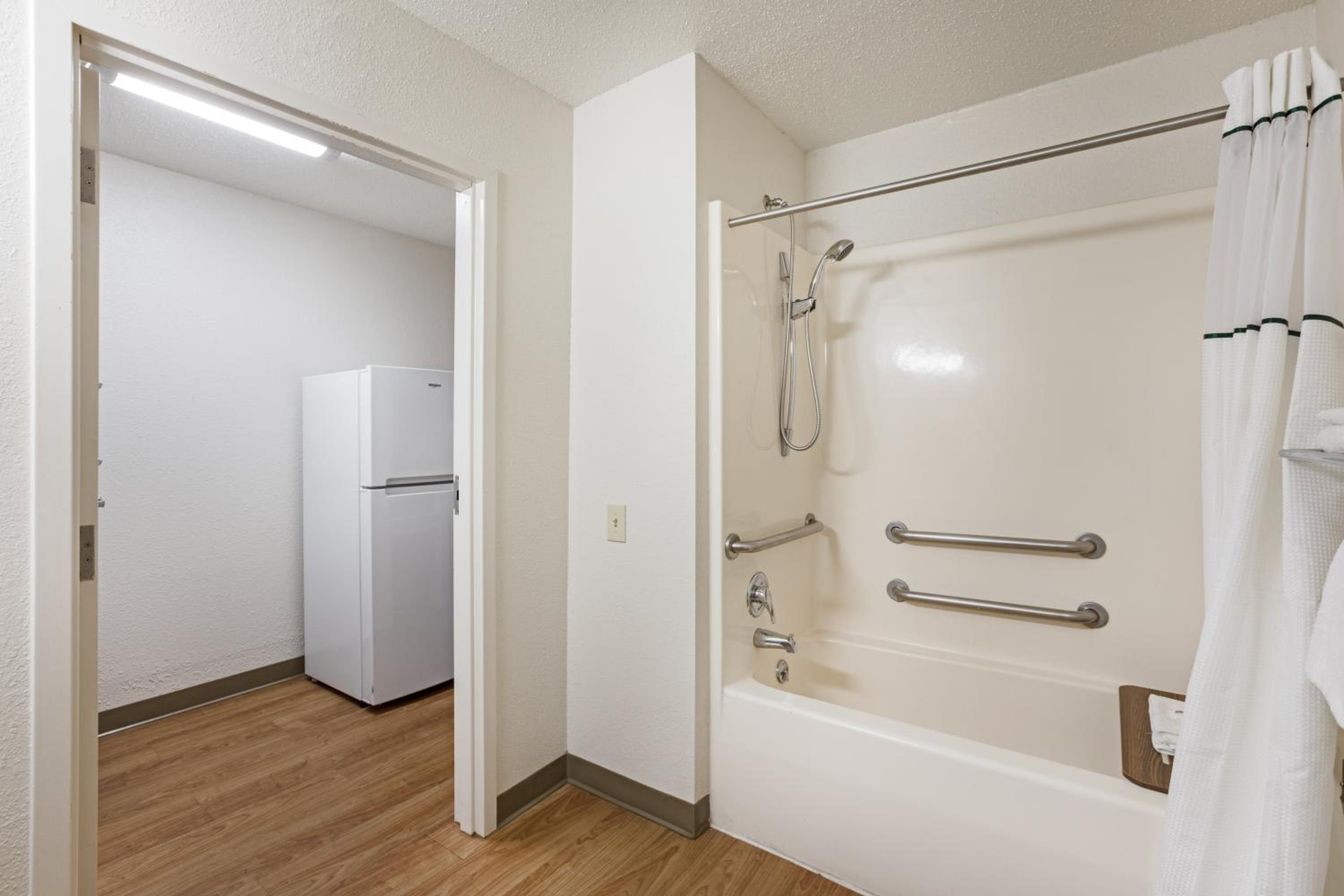 Studio Queen Room Disability Access Non-Smoking - Photo 5