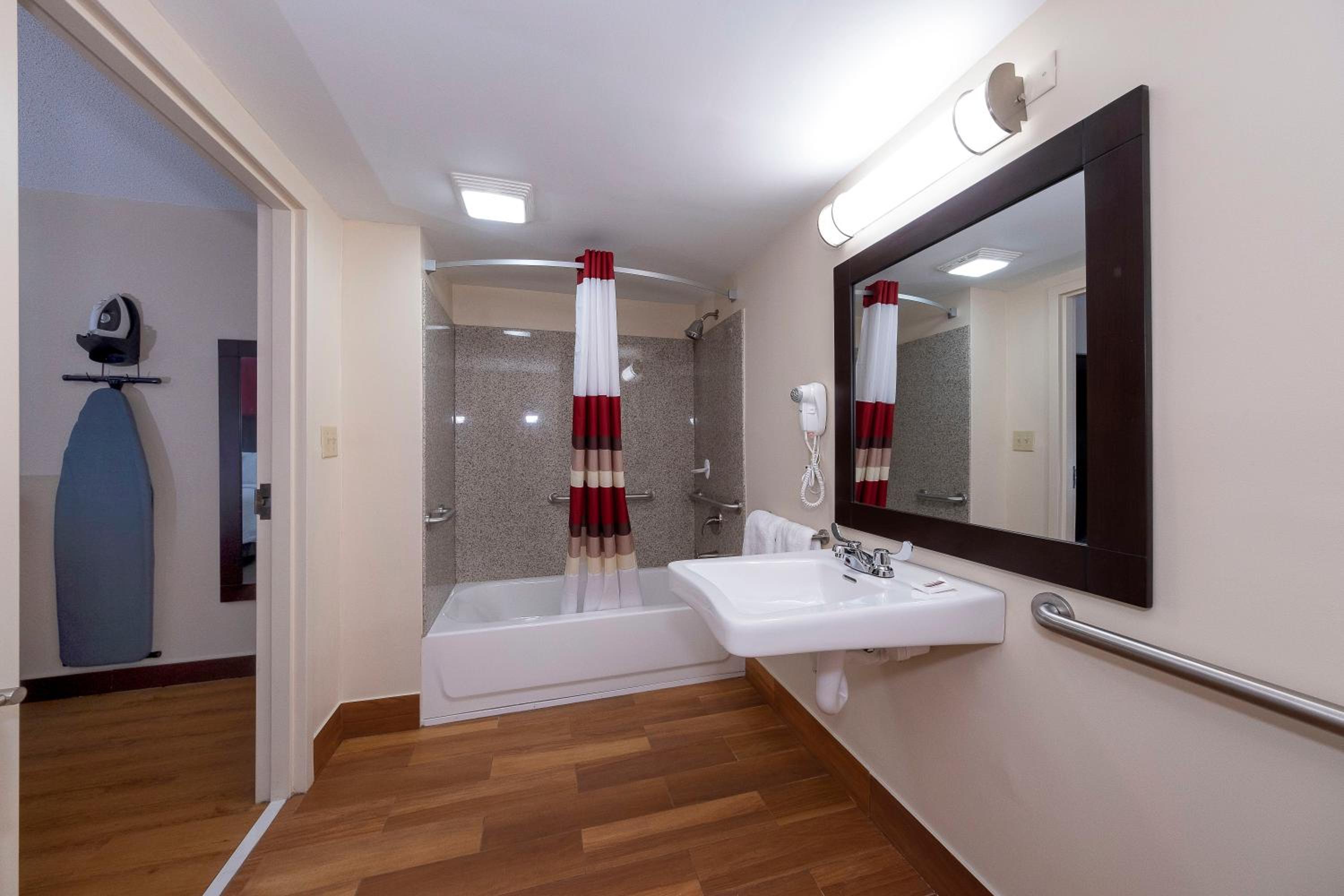 Deluxe King Room Disability Access Smoke Free photo 2