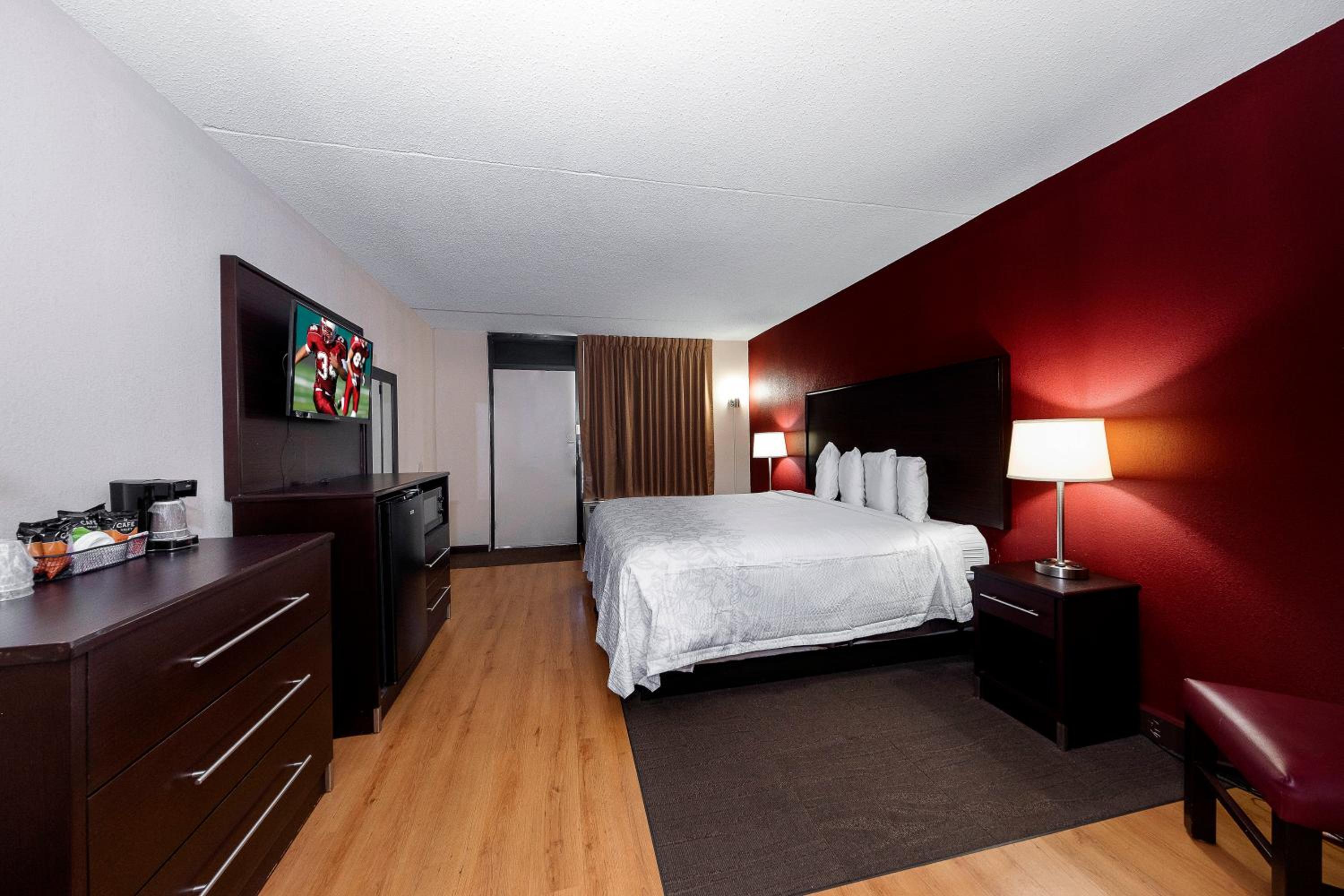 Deluxe King Room Disability Access Smoke Free photo 3
