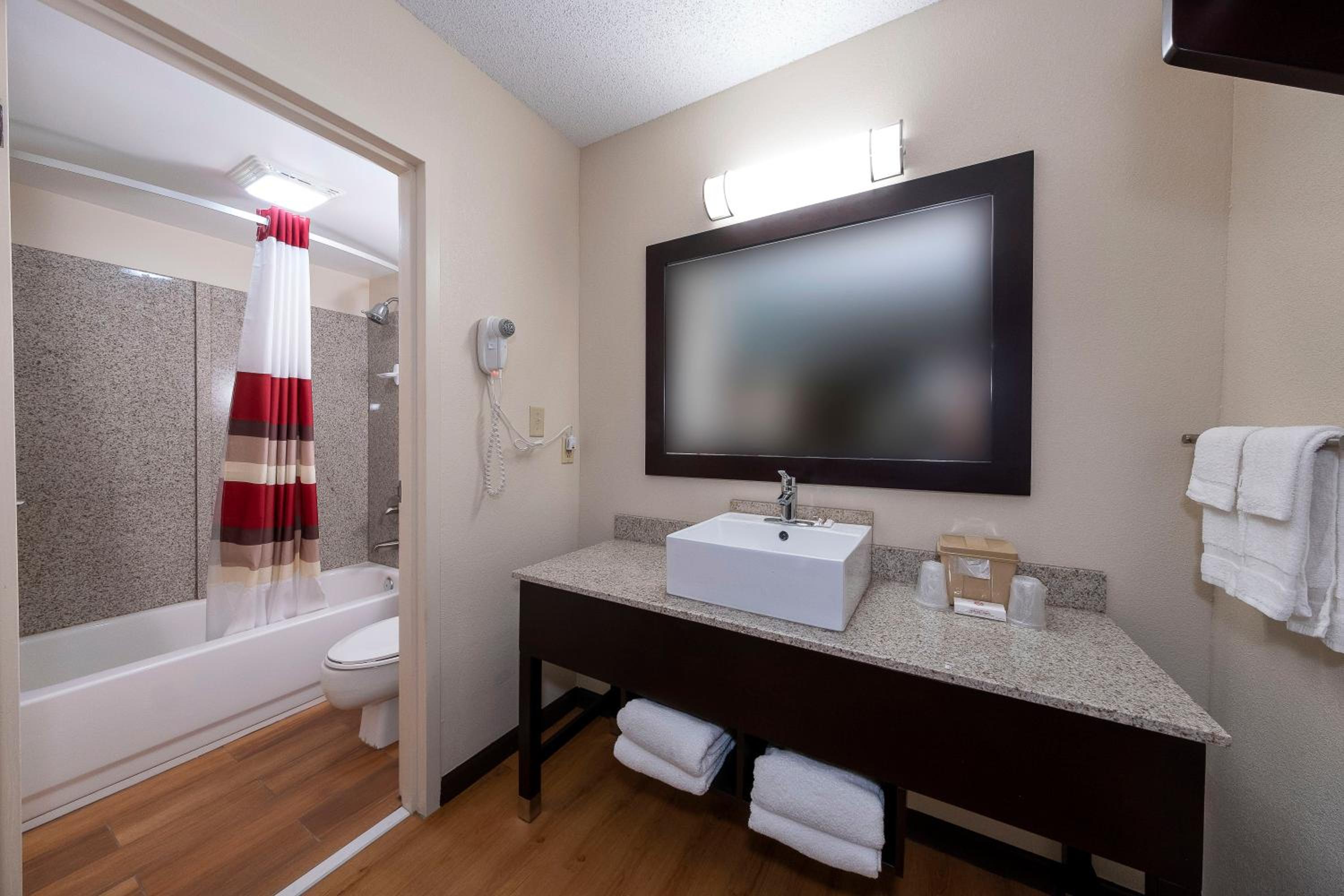 Premium King Room Smoke Free (Upgraded Bedding & Snack Box) photo 2