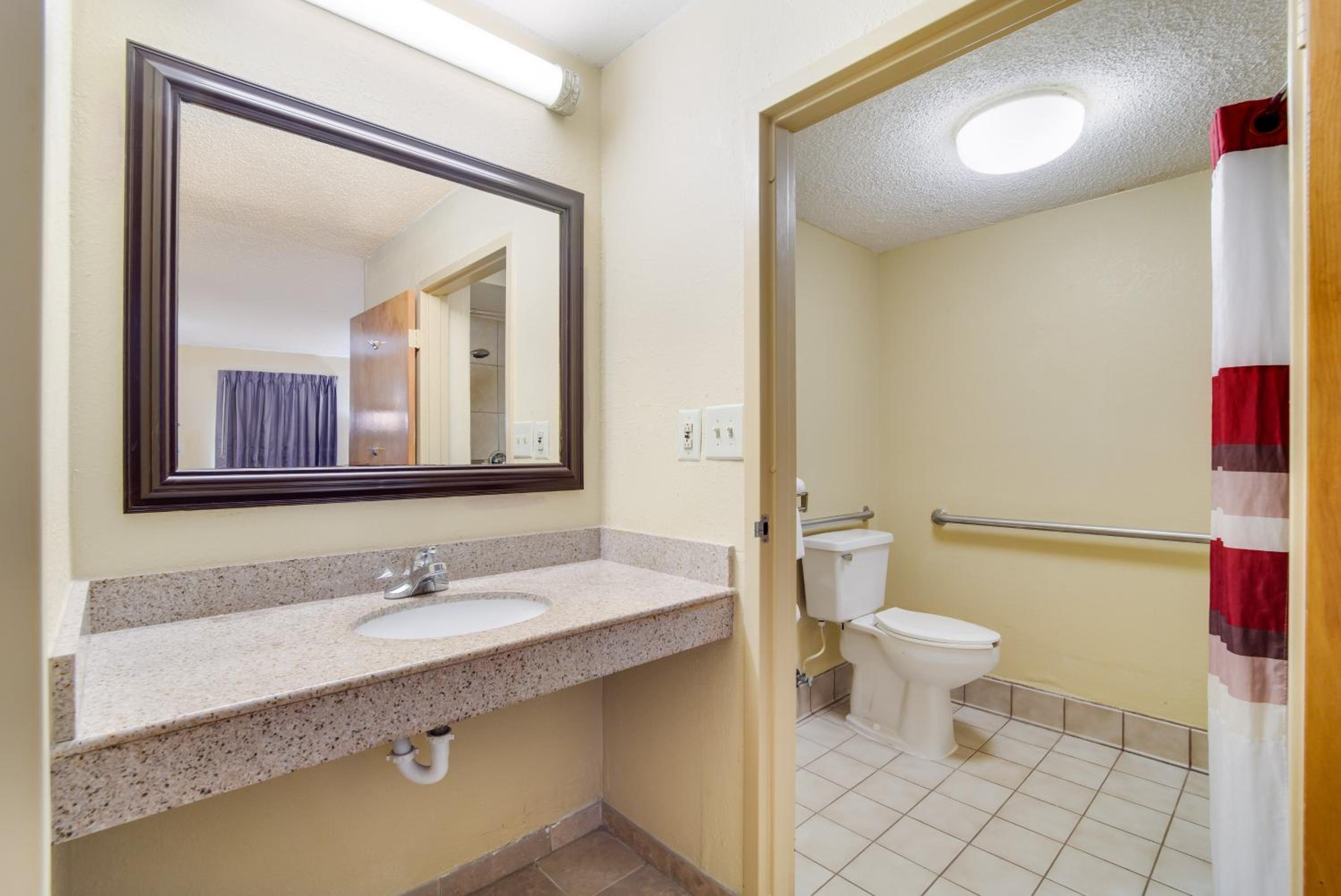 Deluxe King Room Disability Access Non-Smoking - Photo 2