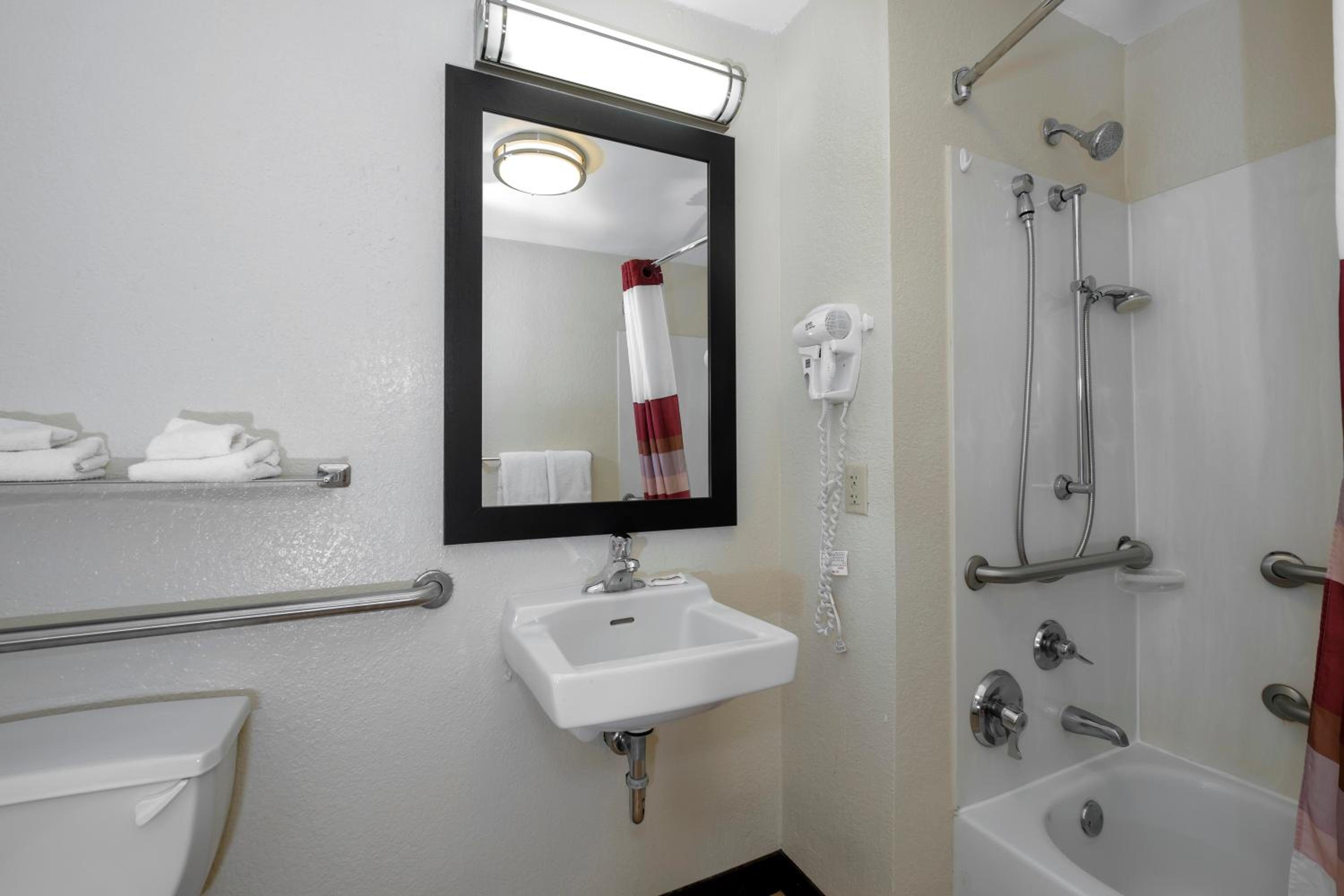 Premium King Room Disability Access Smoke Free (Upgraded Bedding and Snack Box) - Photo 2