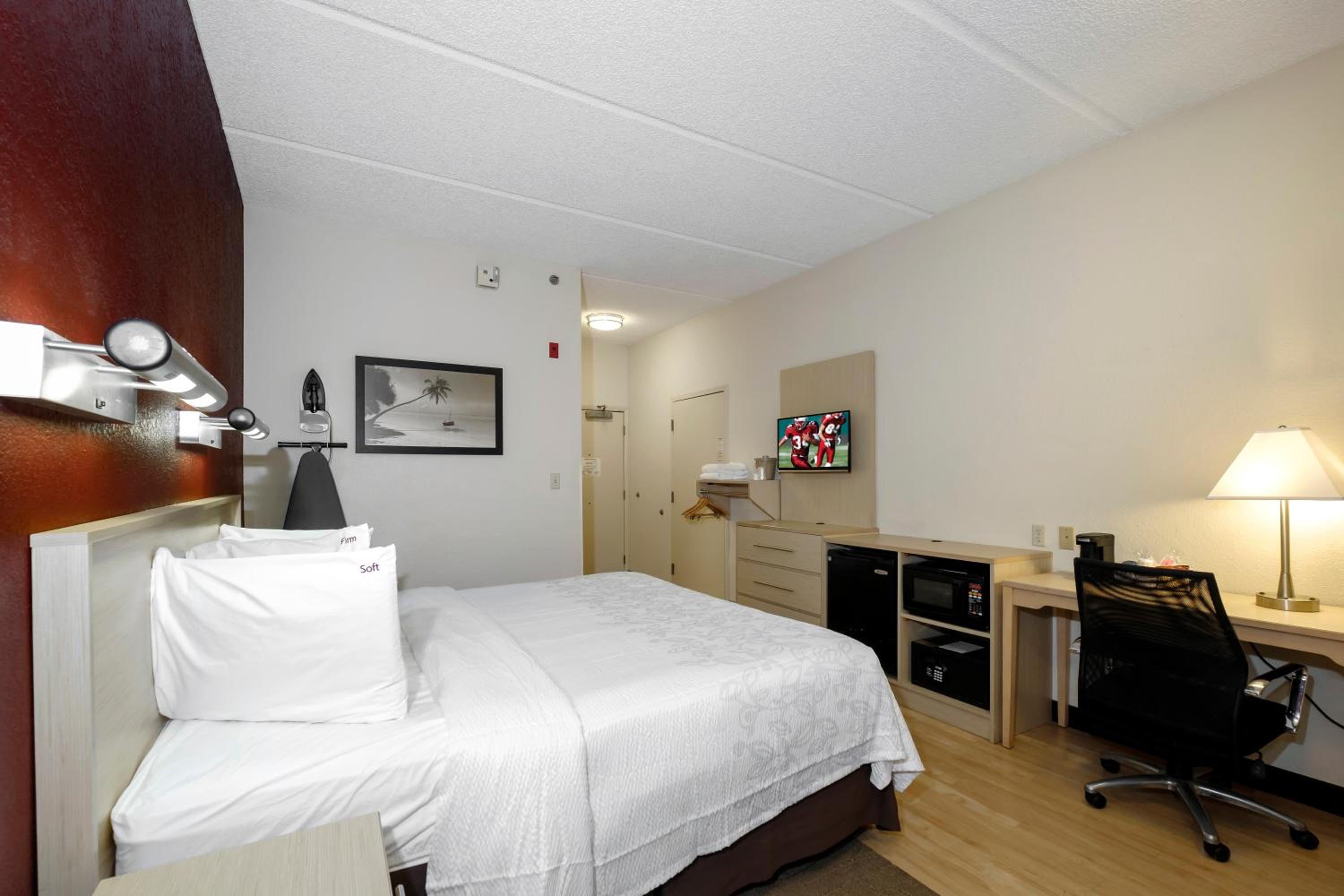 Superior King Room Disability Access Smoke Free - Photo 7