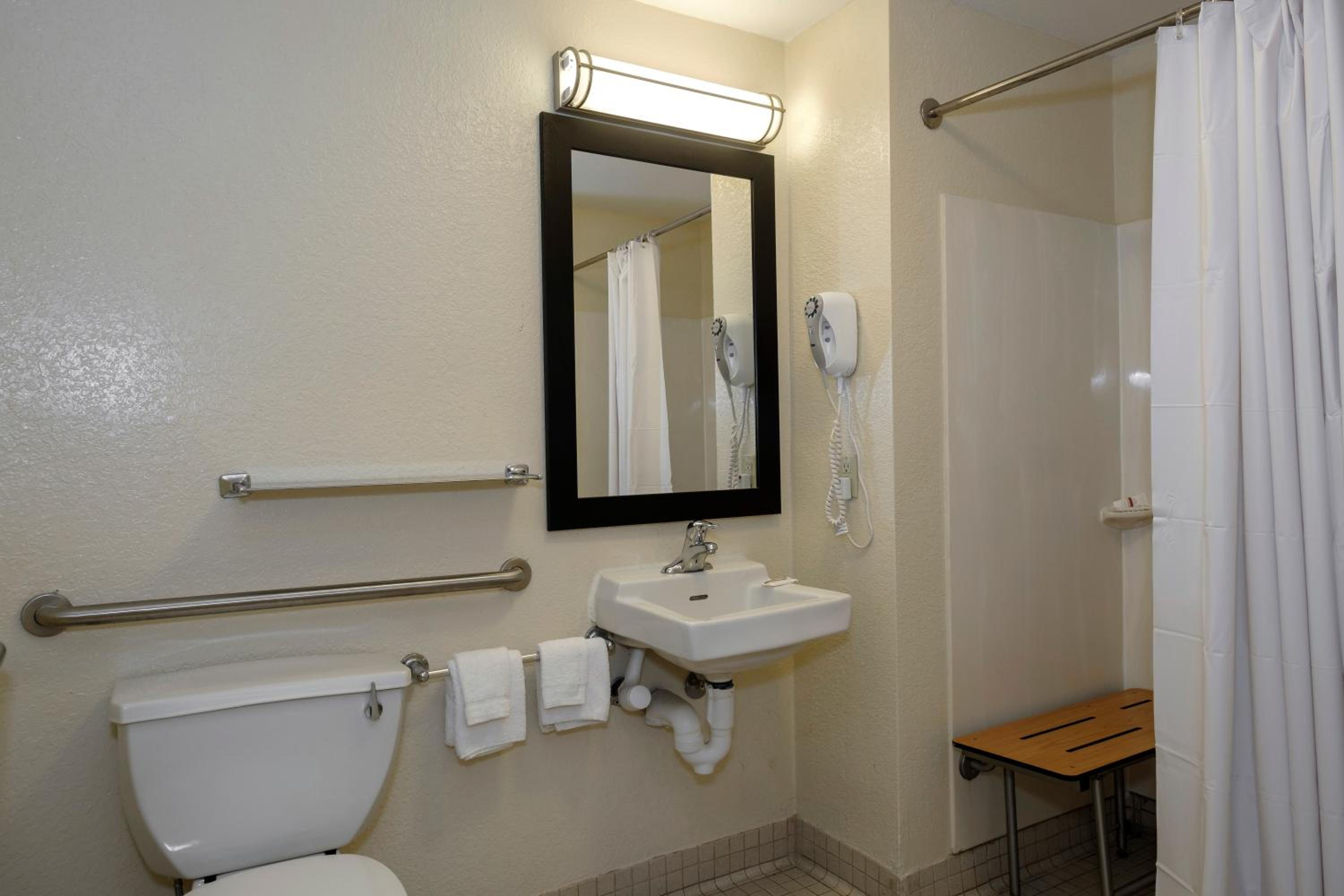 Superior King Room Disability Access Smoke Free - Photo 3