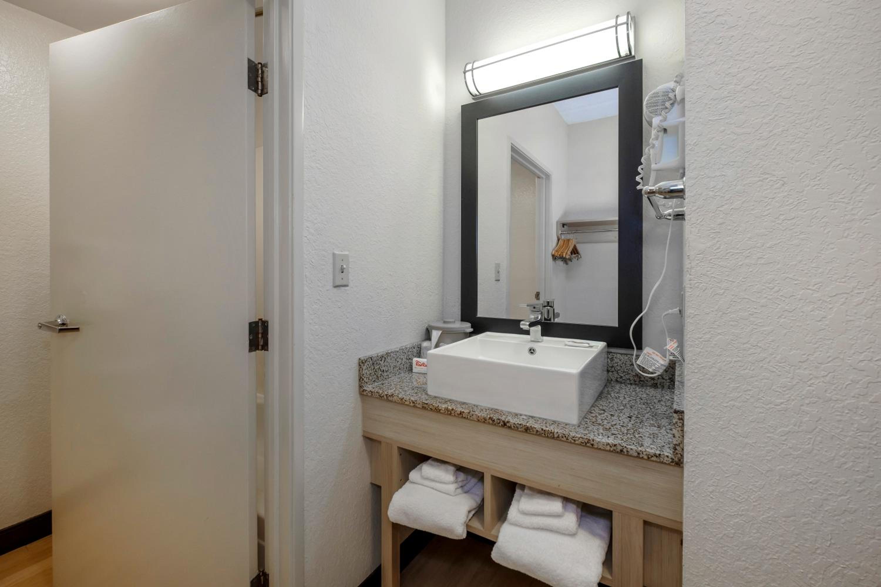 Two Room Suite with One King Bed Smoke Free - Photo 2