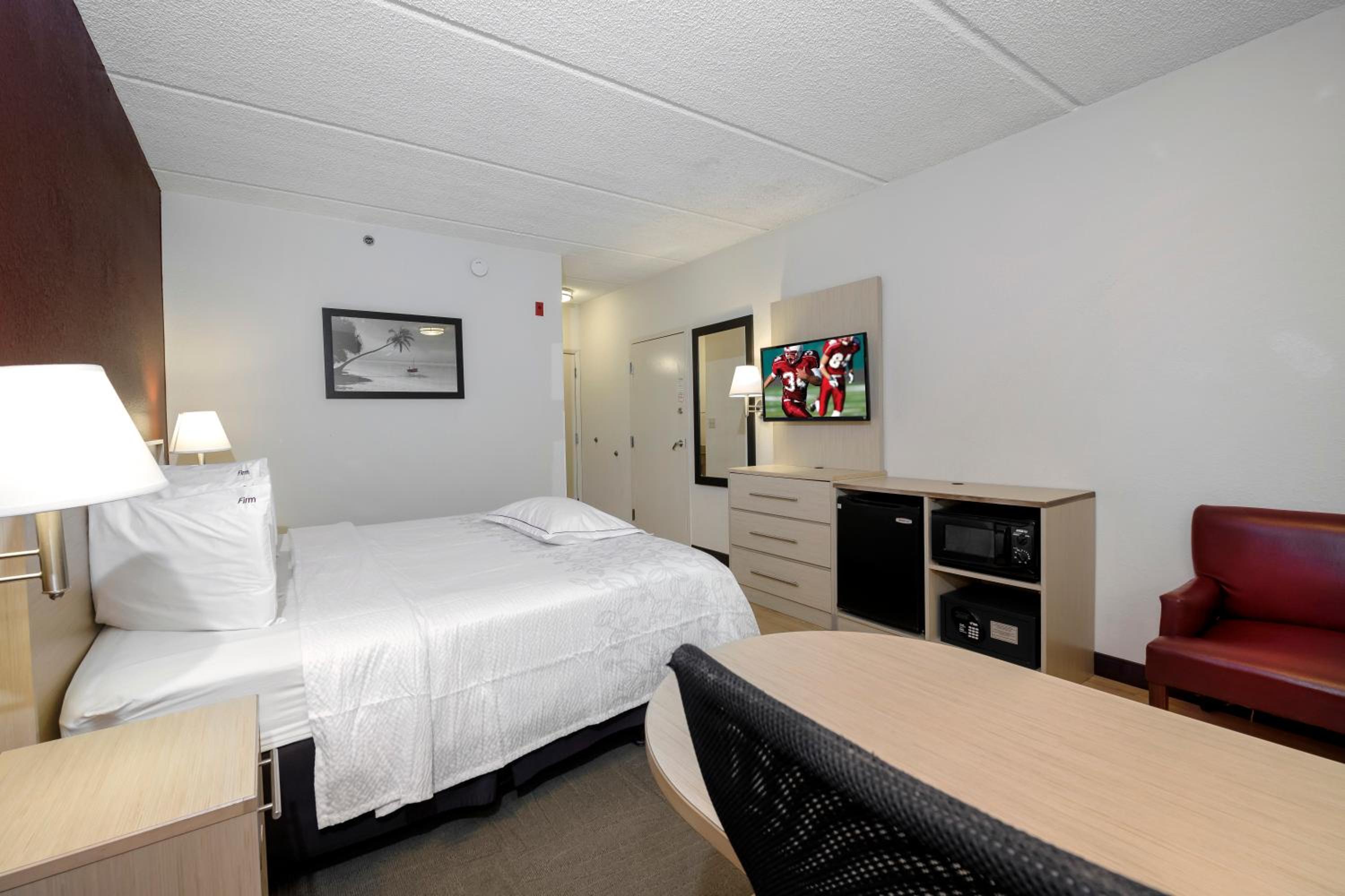Premium King Room Smoke Free (Upgraded Bedding and Snack Box) - Photo 3