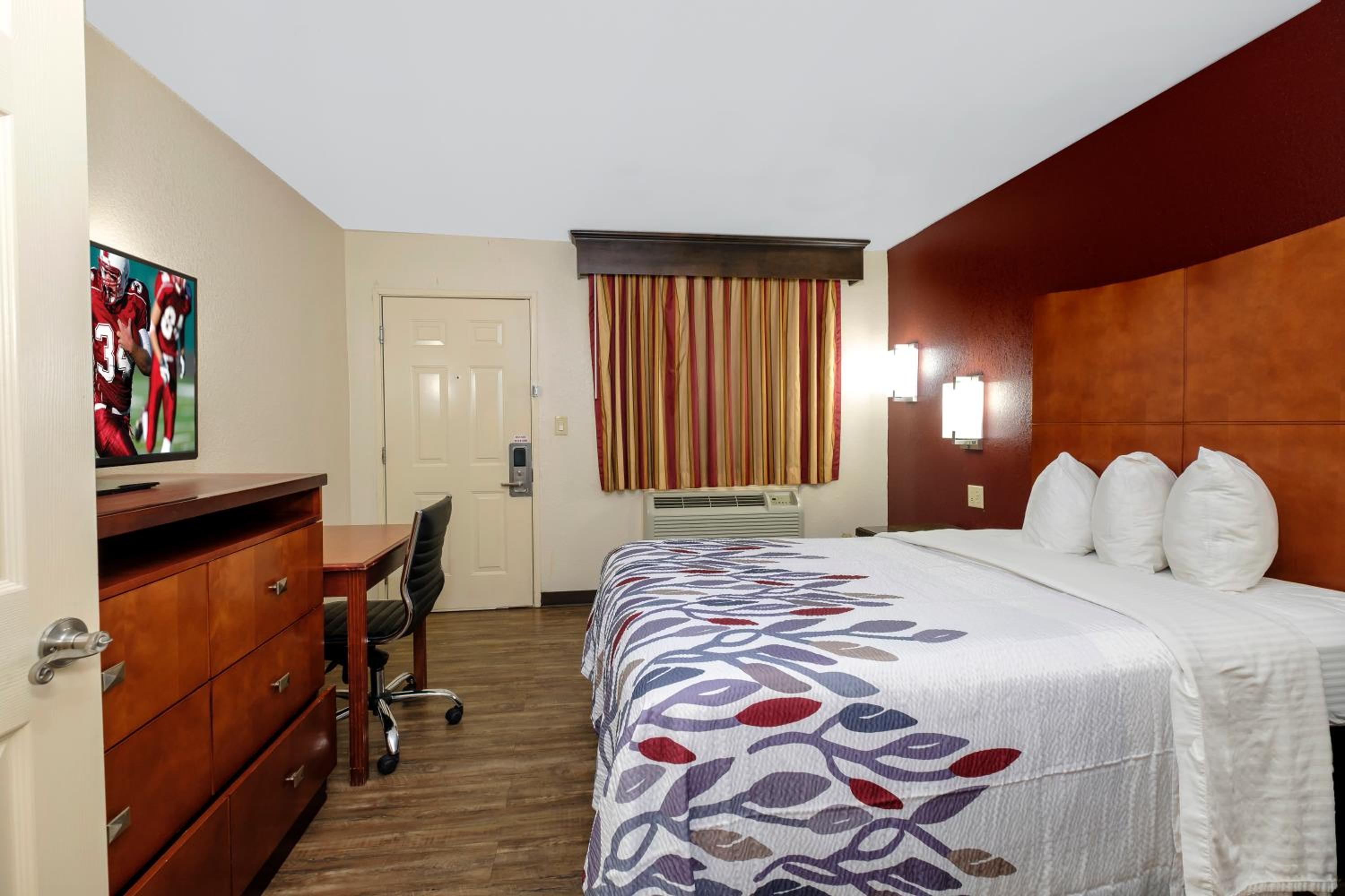ADA Deluxe Full Bed with Roll-In Shower Smoking - Photo 6