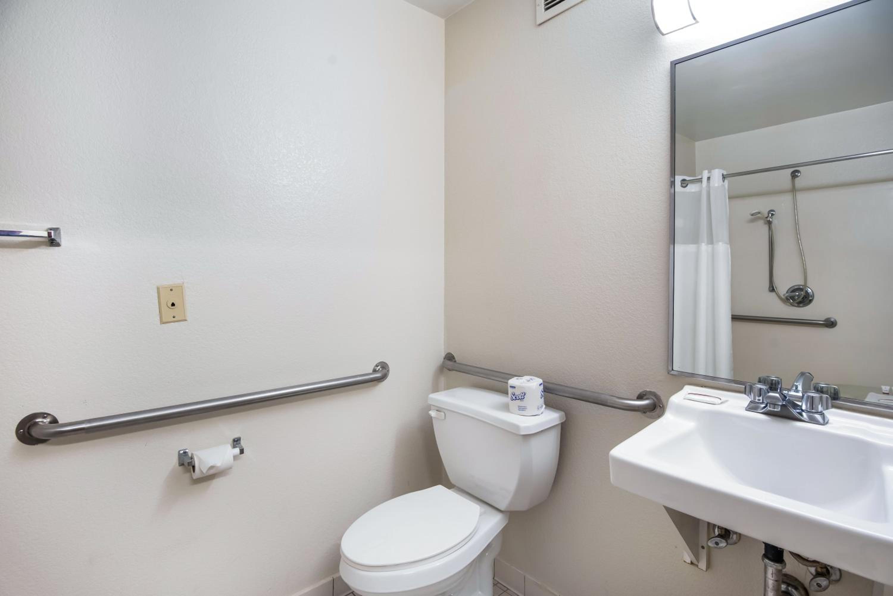 Studio Queen Room Disability Access Non-Smoking - Photo 5