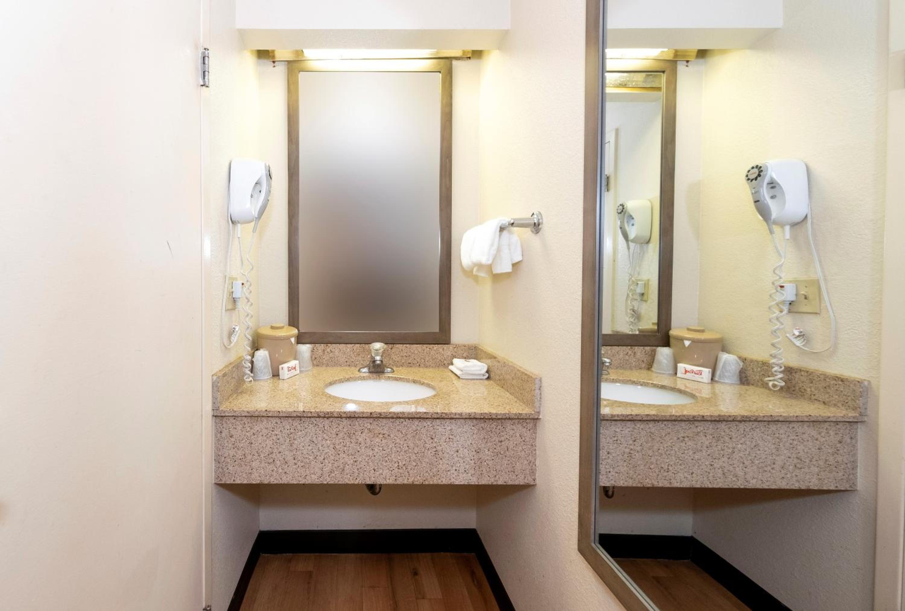 Deluxe Room with Two Double Beds Smoke Free - Photo 4