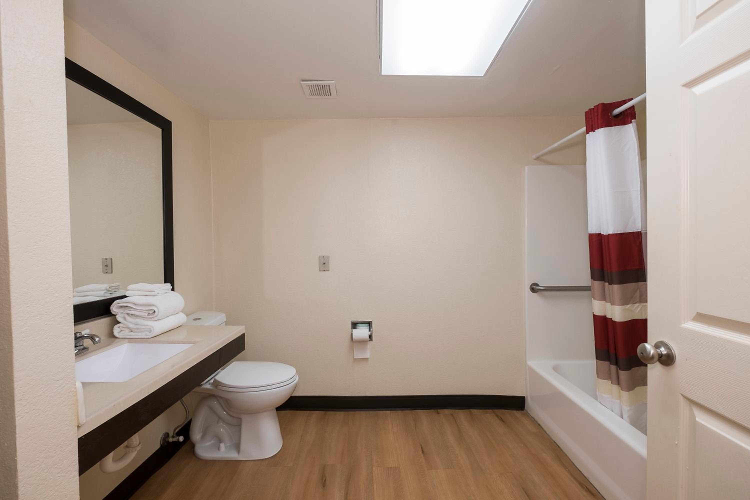 Superior King Room Disability Access Non-Smoking - Photo 13