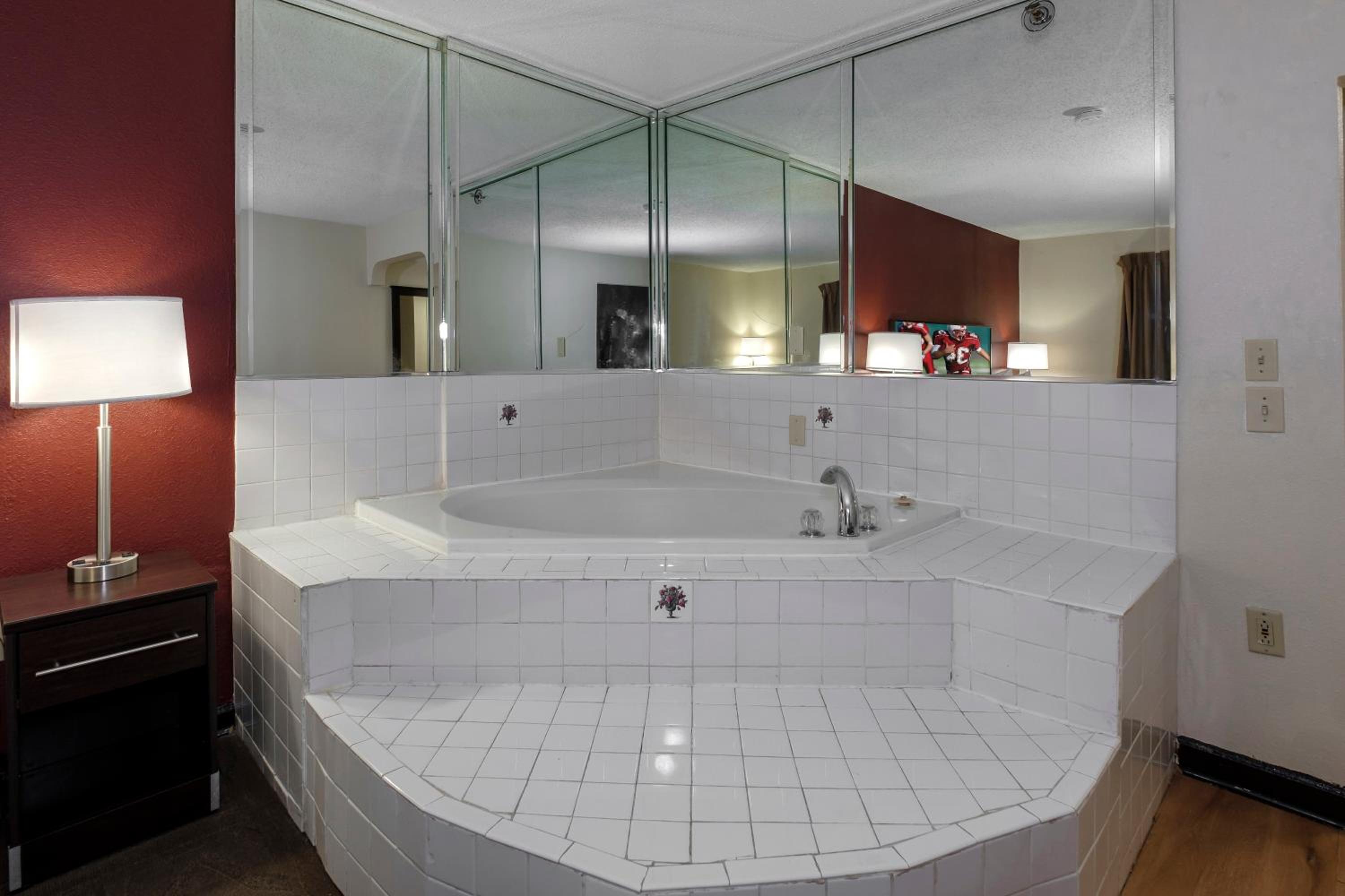 Premium King Room with Spa Bath Smoke Free (Upgraded Bedding and Snack Box) - Photo 4