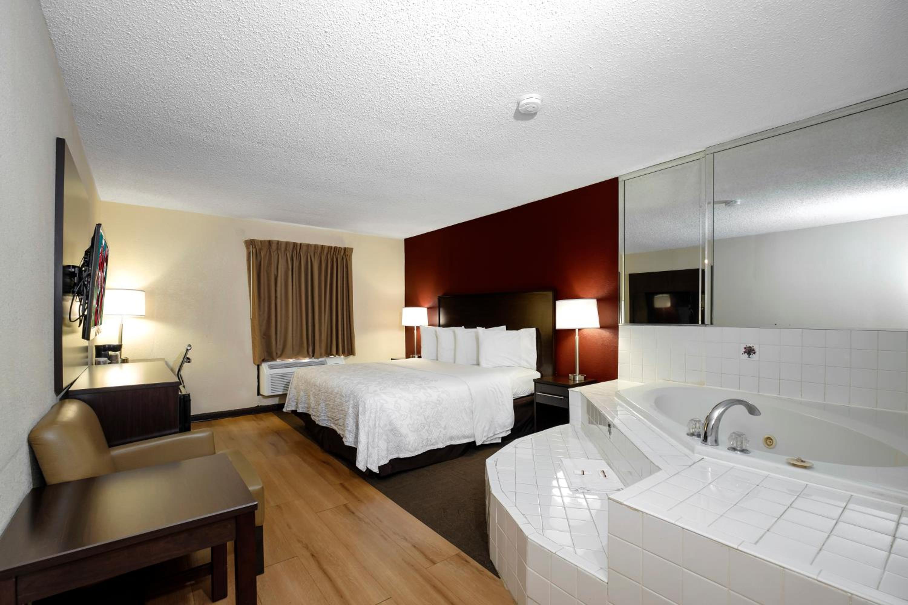 Superior King Room Disability Access Non-Smoking - Photo 5