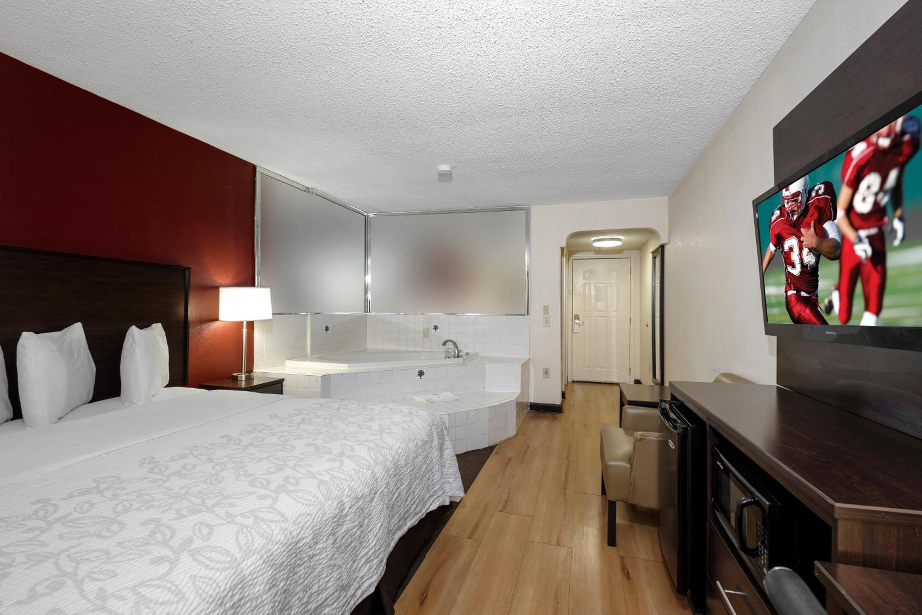 Premium King Room with Spa Bath Smoke Free (Upgraded Bedding and Snack Box) - Photo 2