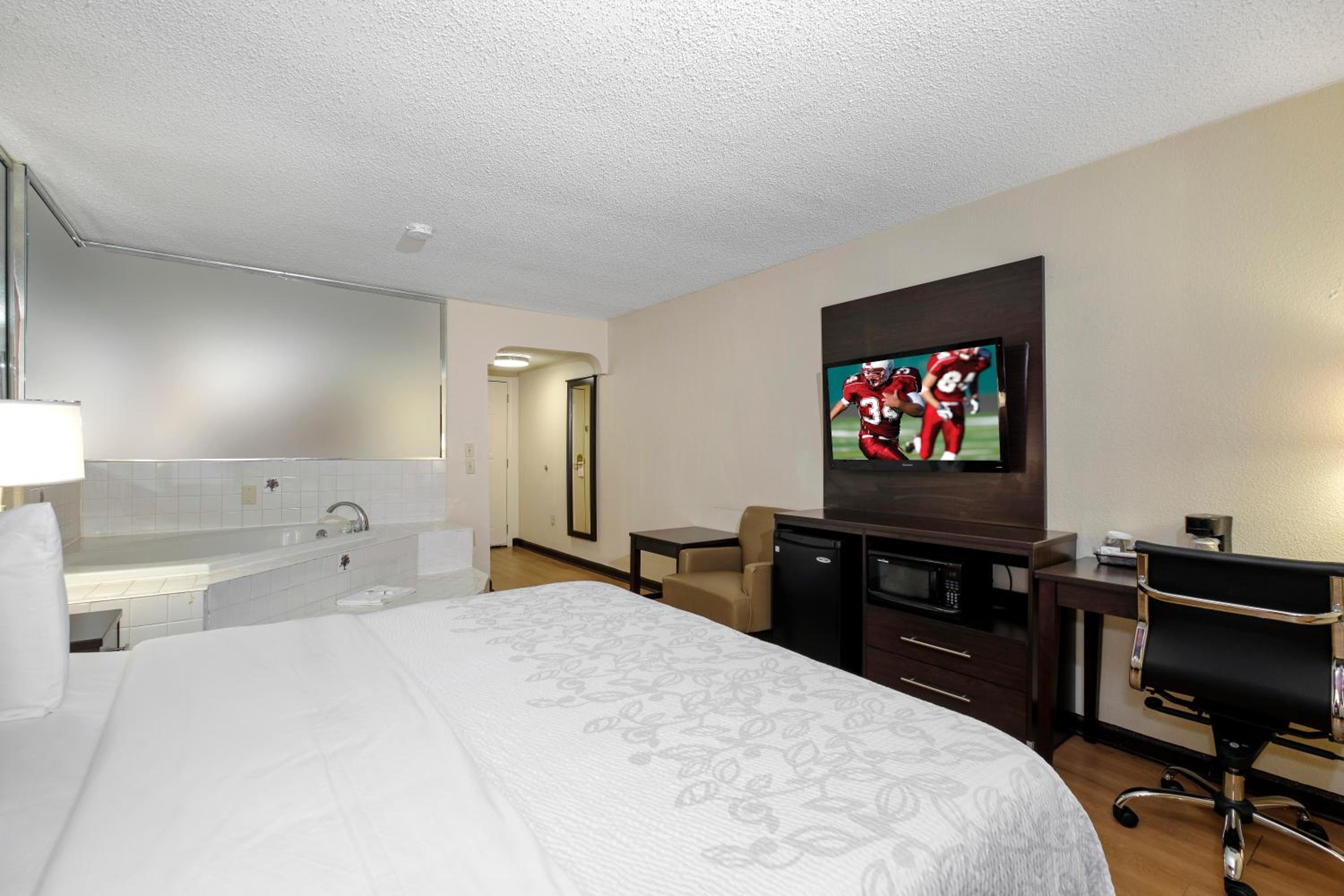 Premium King Room with Spa Bath Smoke Free (Upgraded Bedding and Snack Box) - Photo 3