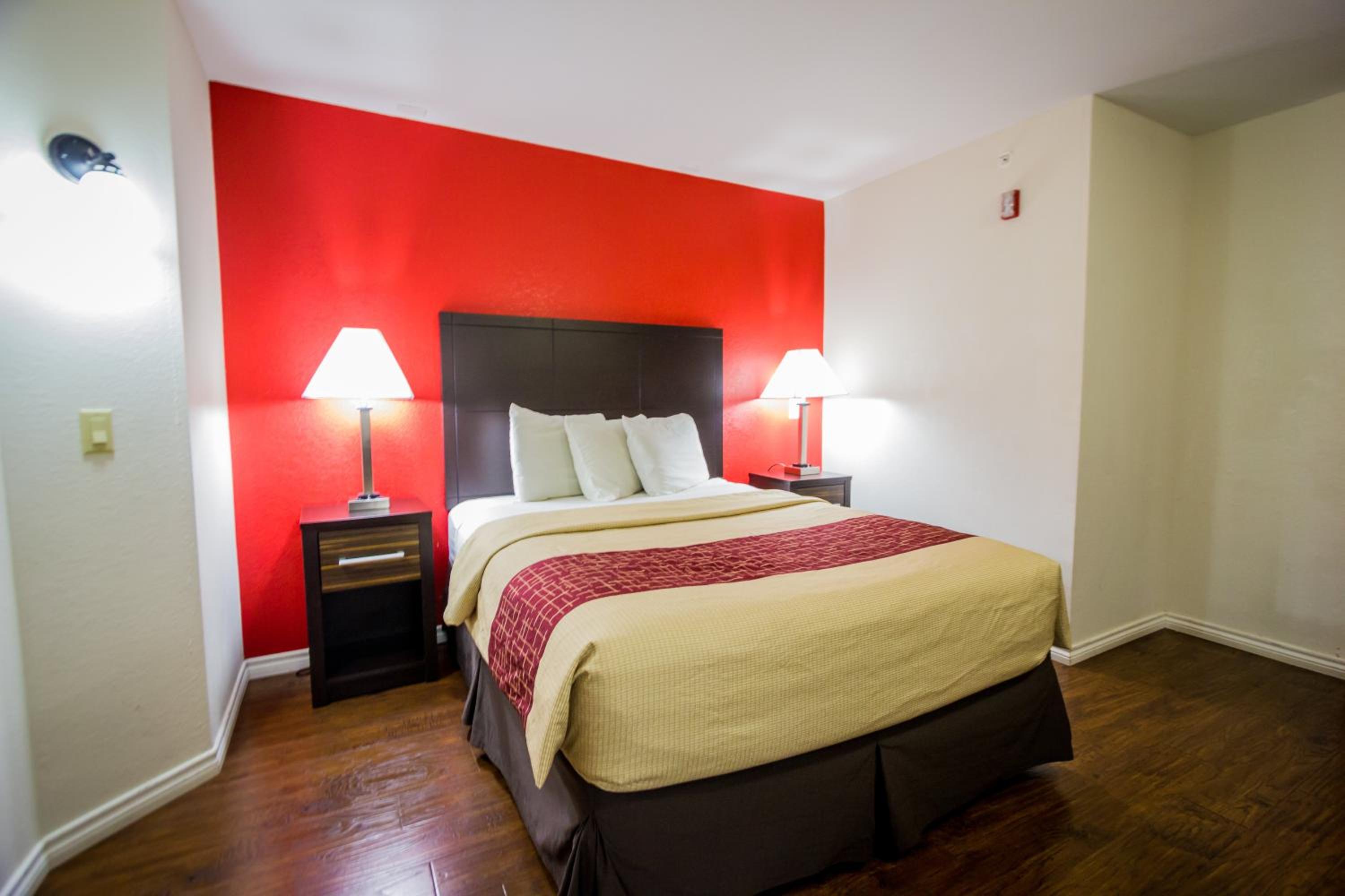 Deluxe Room with One Queen Bed Disability Access Roll-In Shower Non-Smoking photo 3