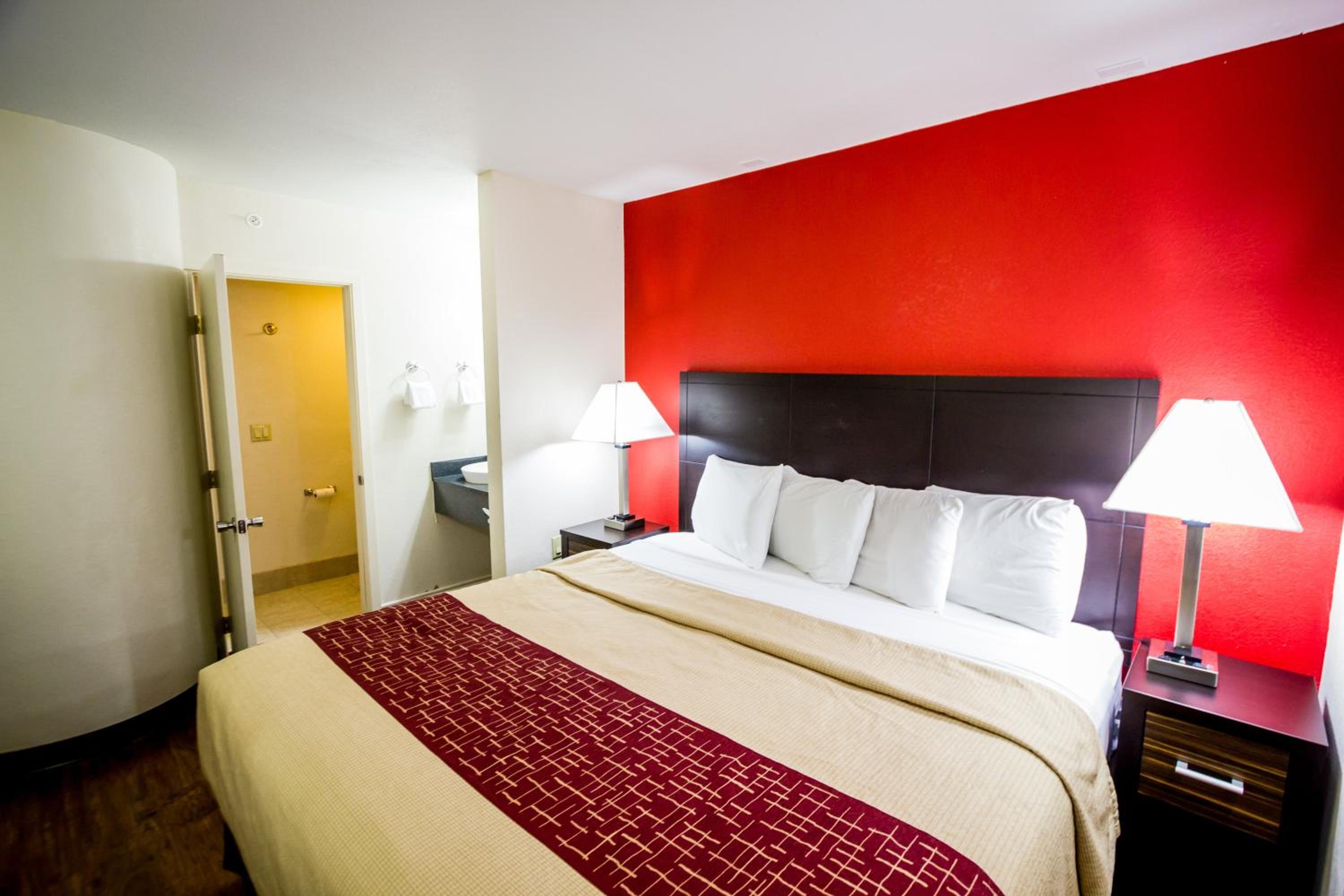 Deluxe Room with One Queen Bed Disability Access Roll-In Shower Non-Smoking photo 1