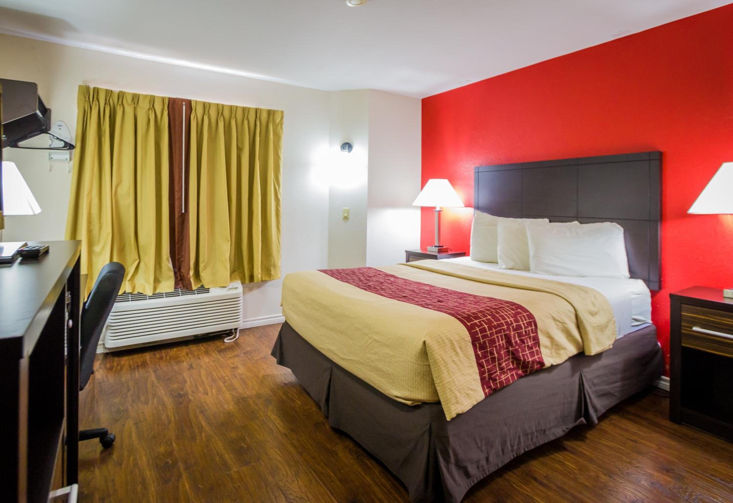 Deluxe Room with One Queen Bed Disability Access Roll-In Shower Non-Smoking photo 2
