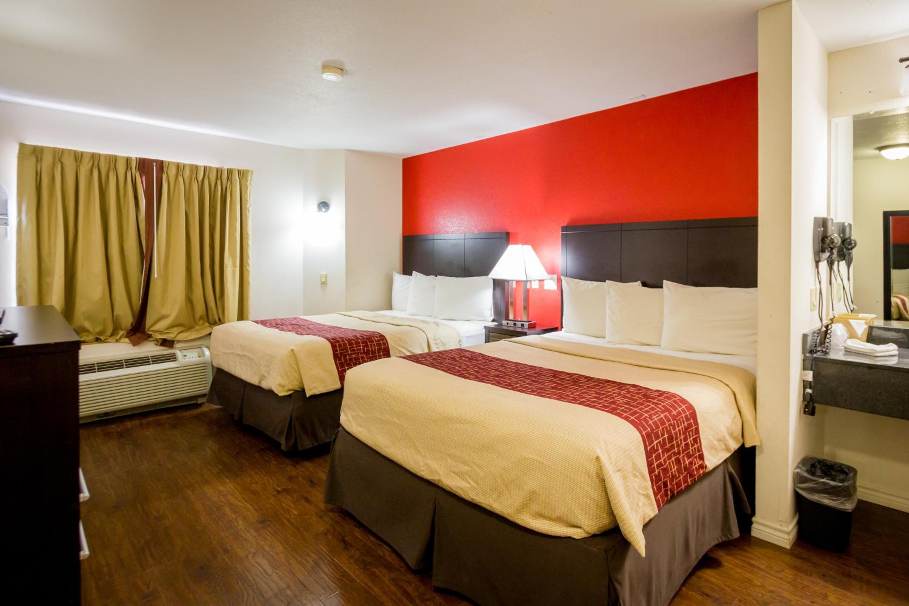 Deluxe Room with Two Queen Beds Non-Smoking photo 2