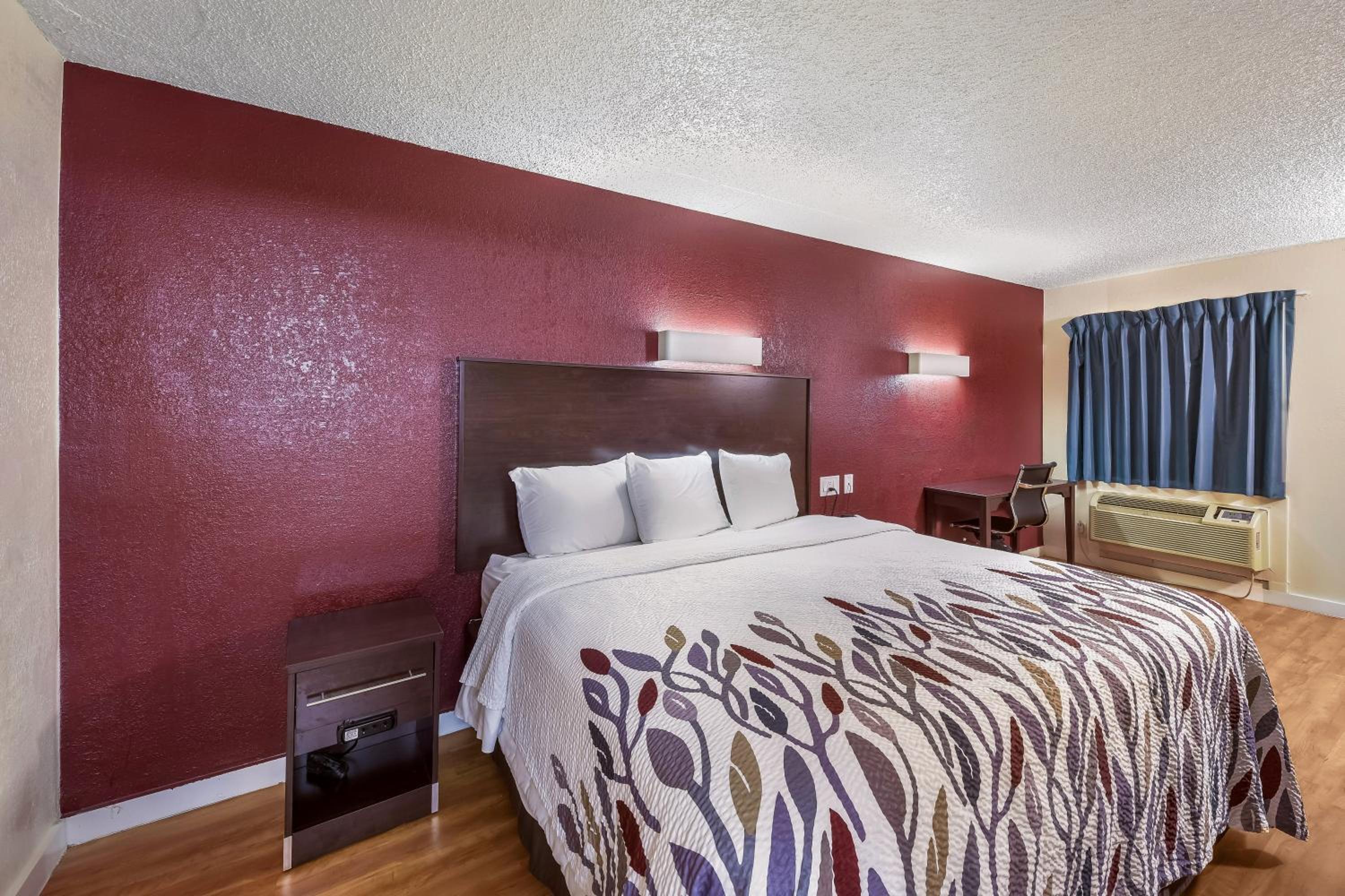 Standard King Room - Non-Smoking  - Photo 1