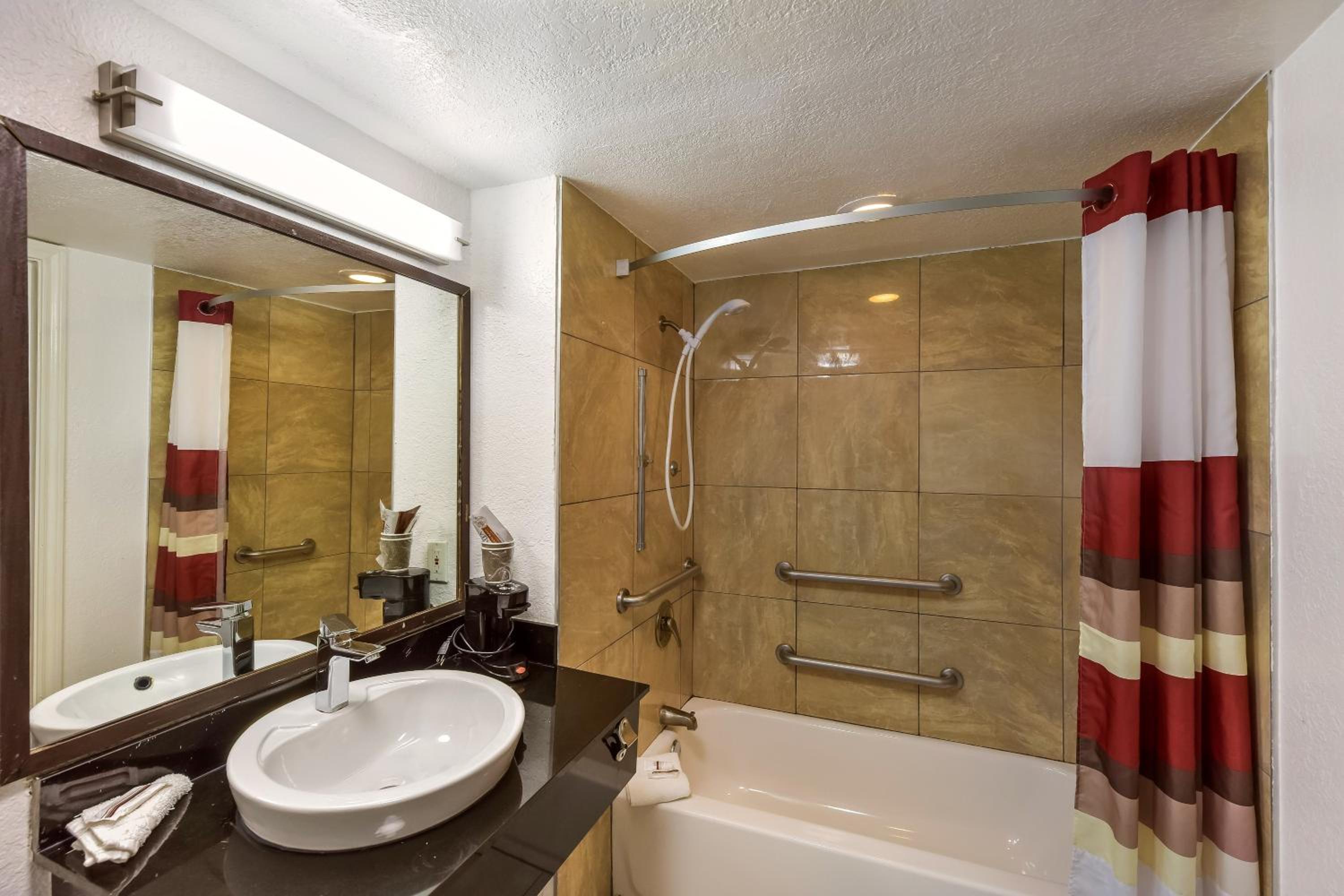 Double Room with Two Double Beds - Disability Access/Roll-in Shower Non-Smoking photo 2