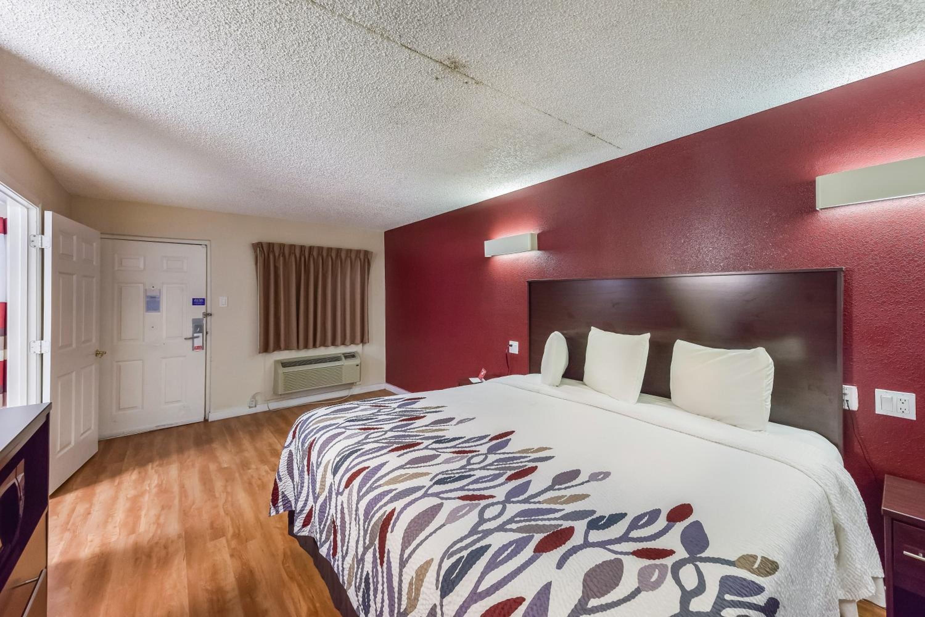 Standard King Room - Non-Smoking  - Photo 3
