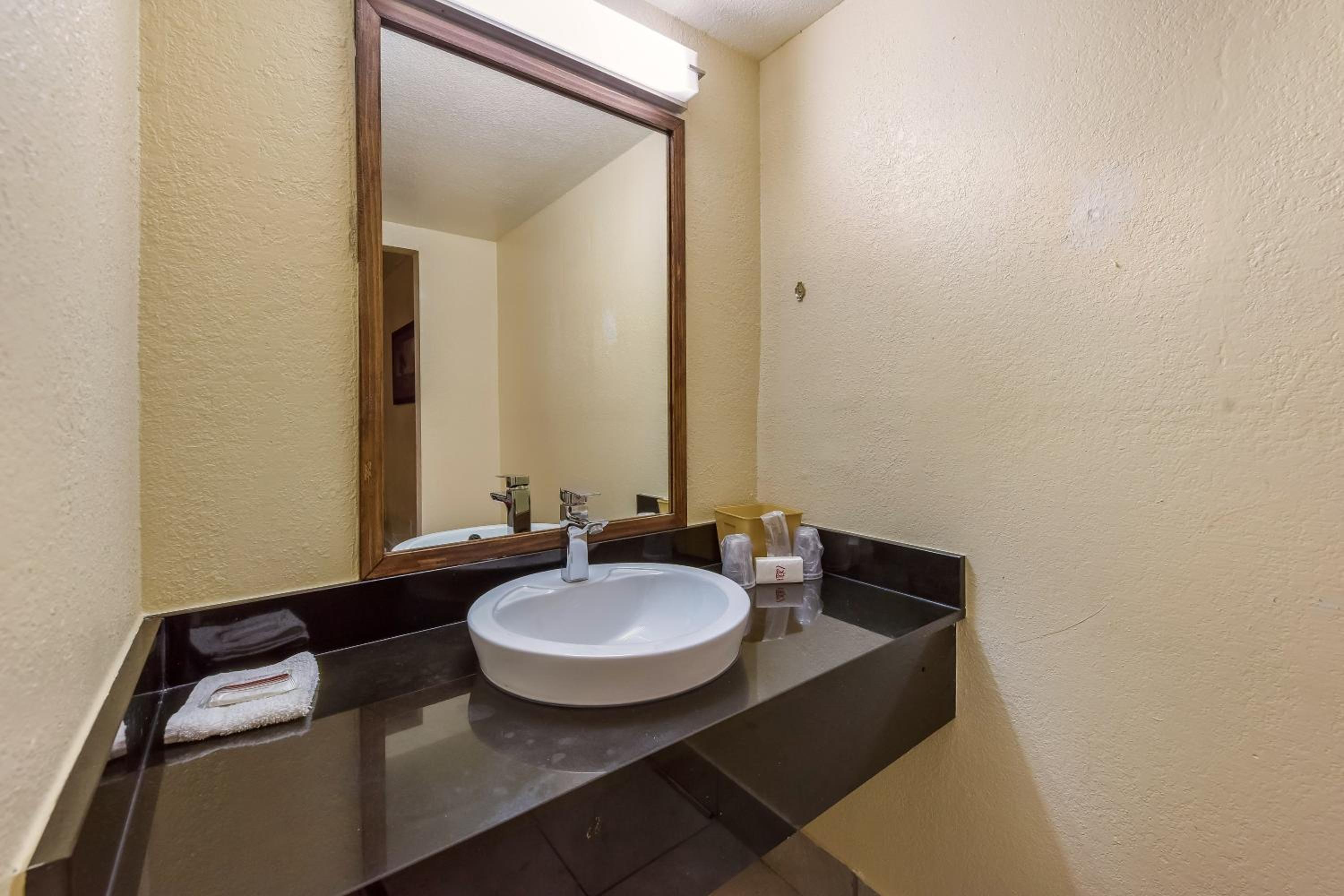 Standard King Room - Non-Smoking  - Photo 4