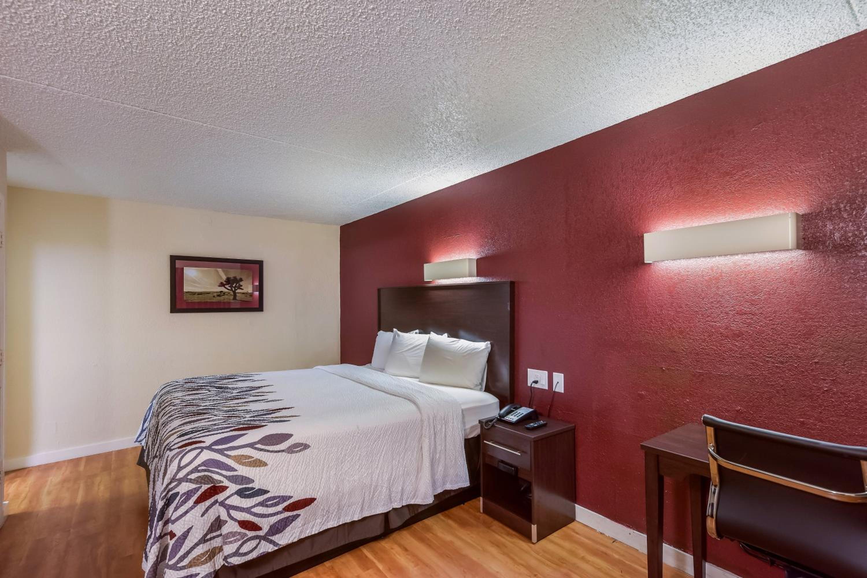 Standard King Room - Non-Smoking  - Photo 2