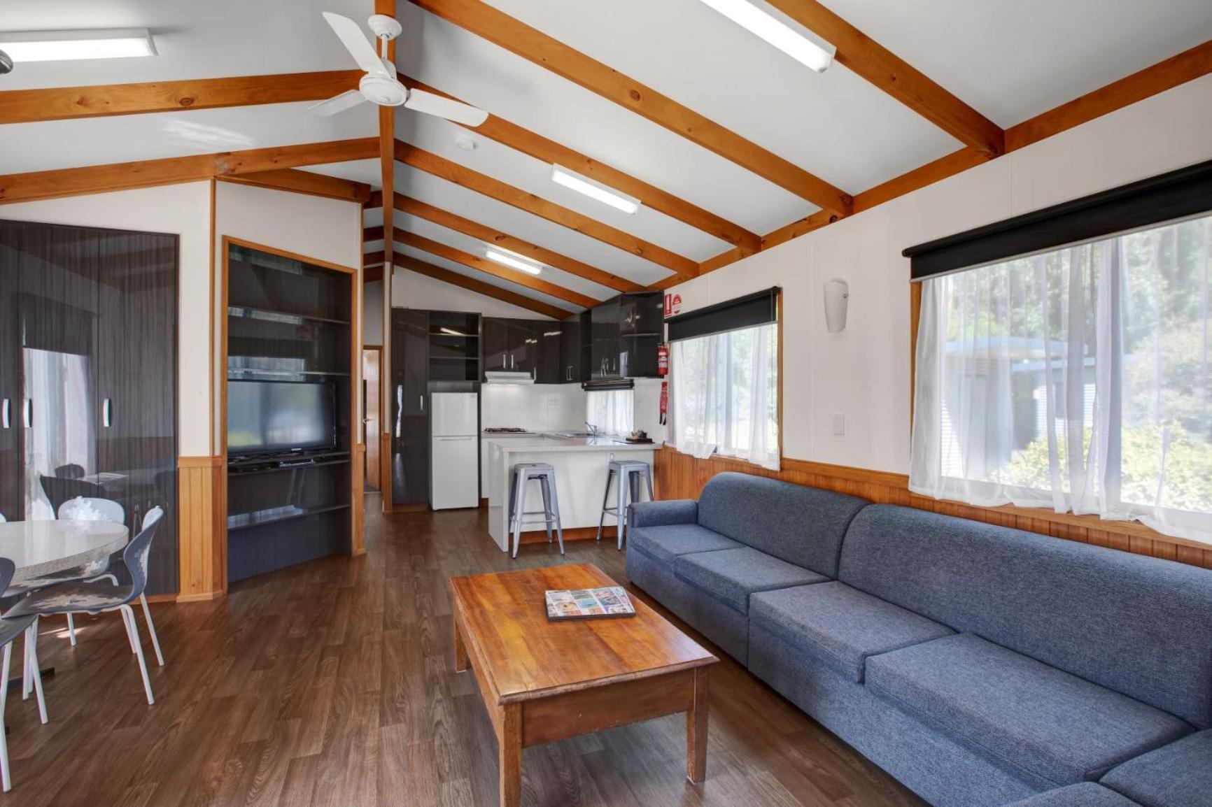 Three-Bedroom Cabin with River View photo 3