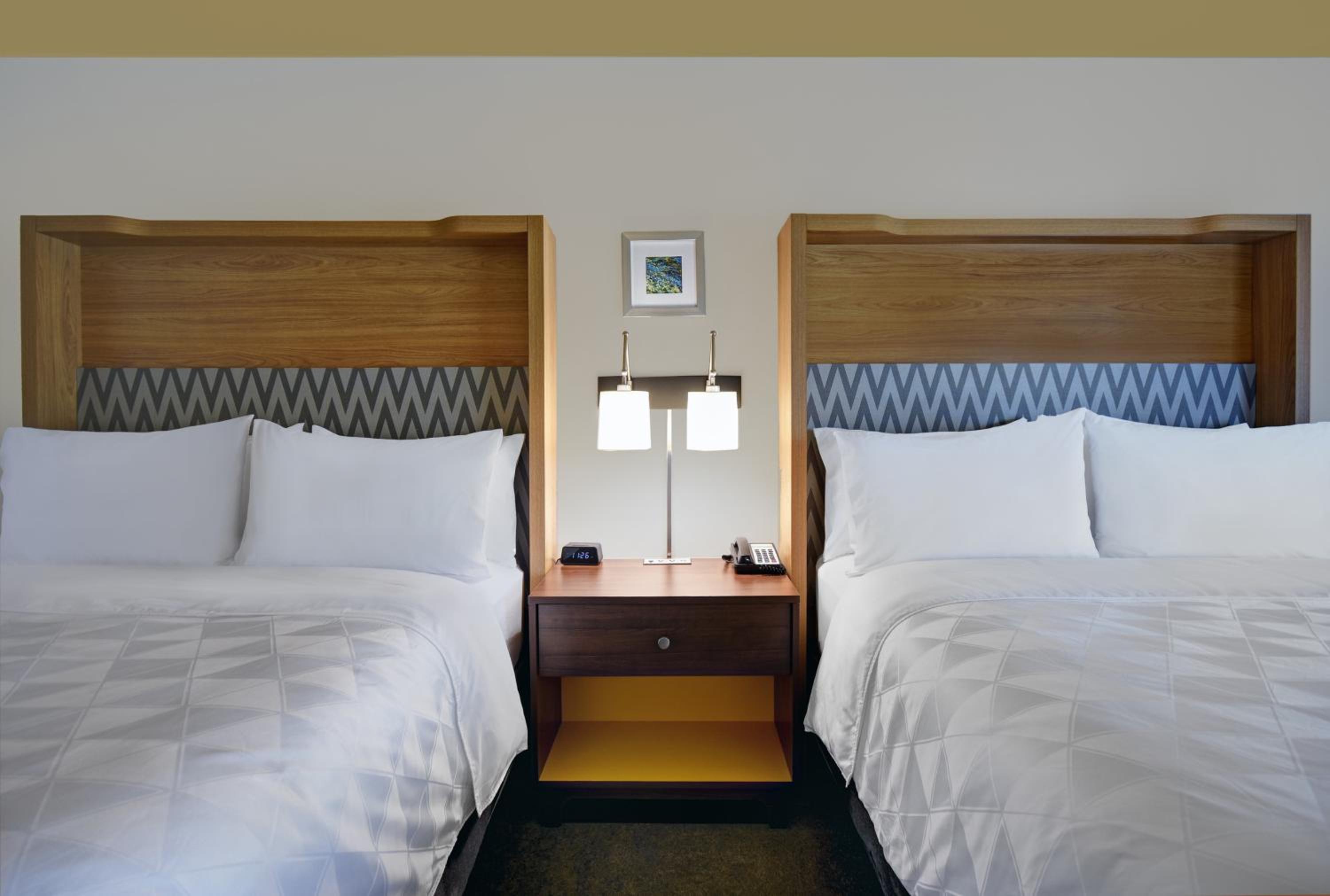 Standard Room with Two Queen Beds - Photo 5