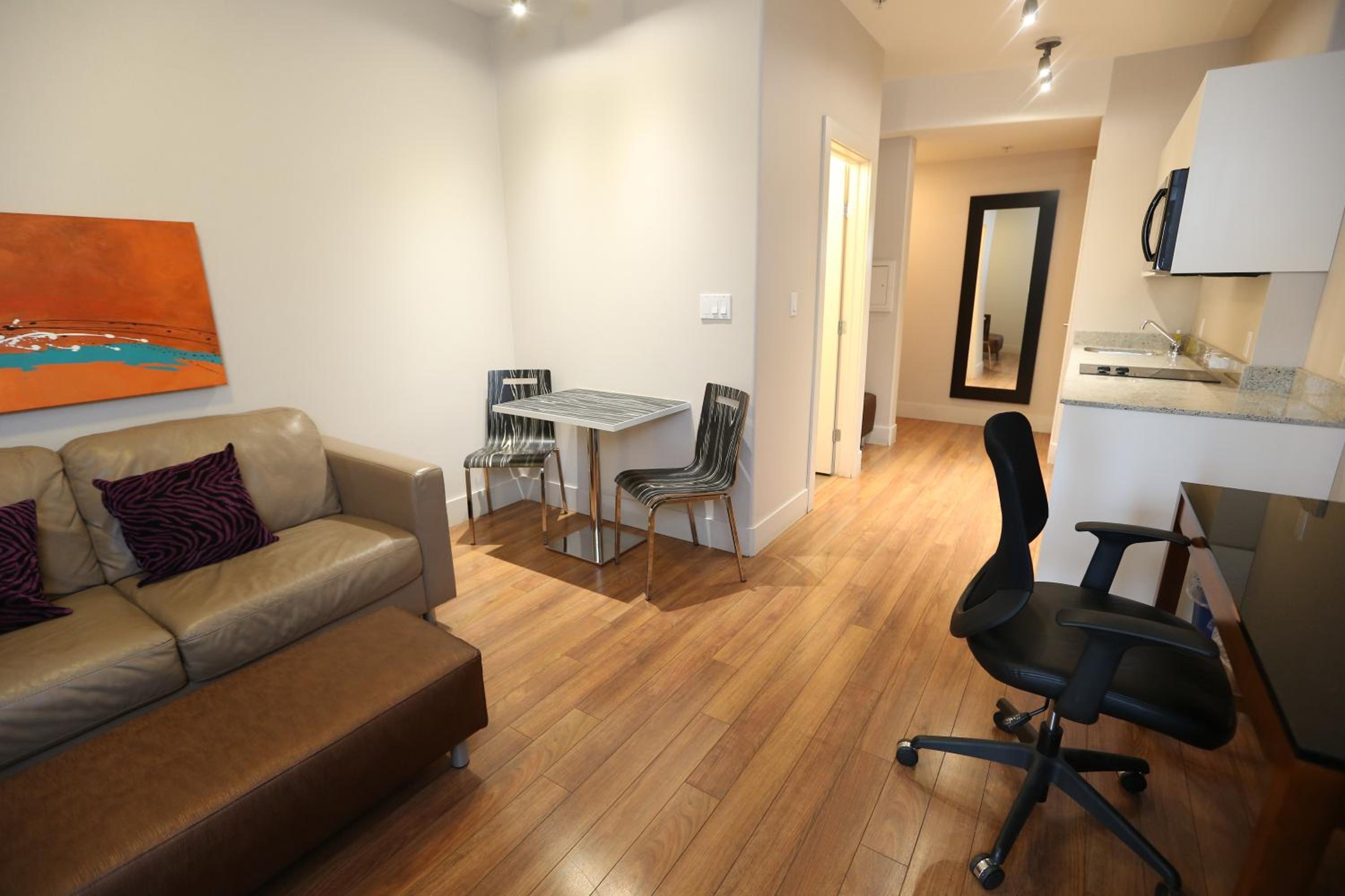 One-Bedroom Queen Suite - Non-Smoking - Photo 3