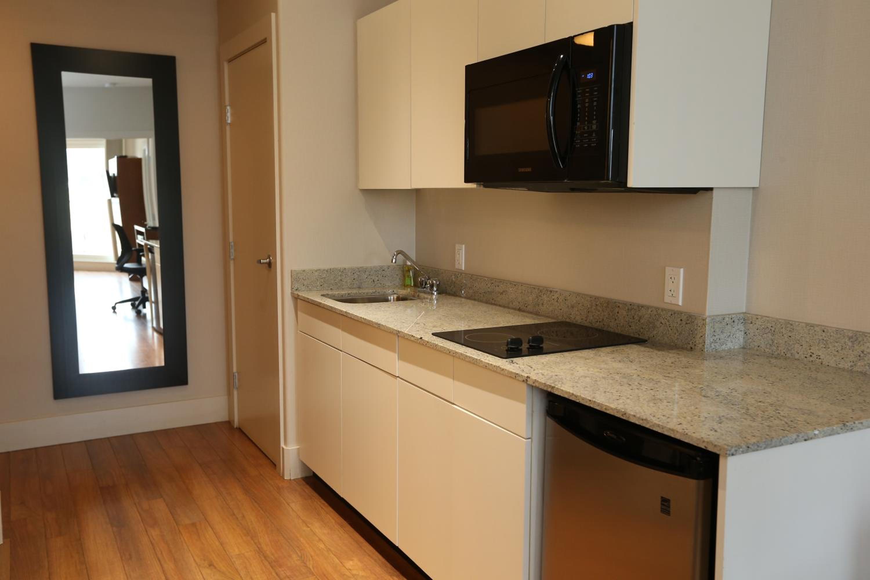 One-Bedroom Queen Suite - Non-Smoking - Photo 2