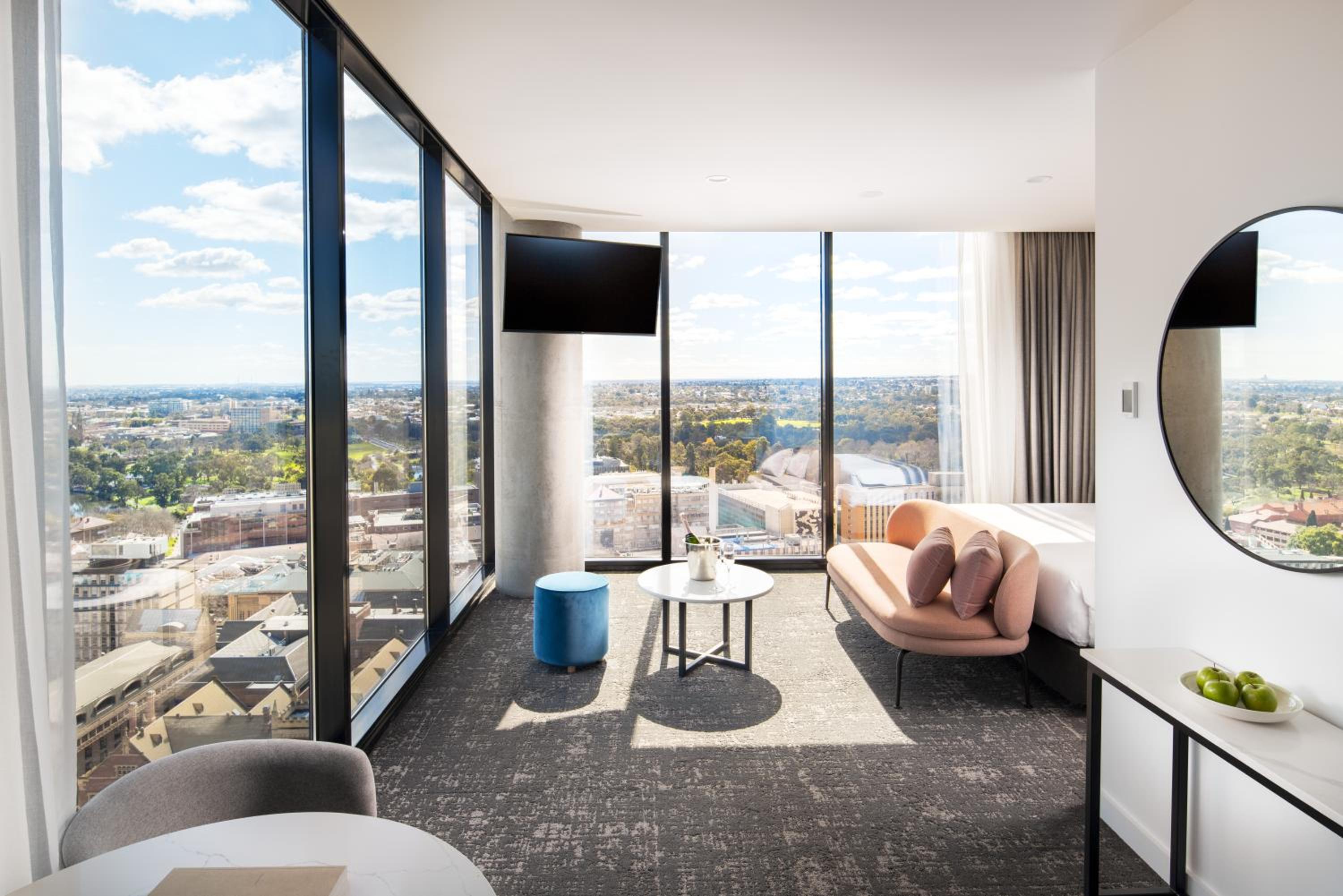 Junior King Suite with City View - Photo 1