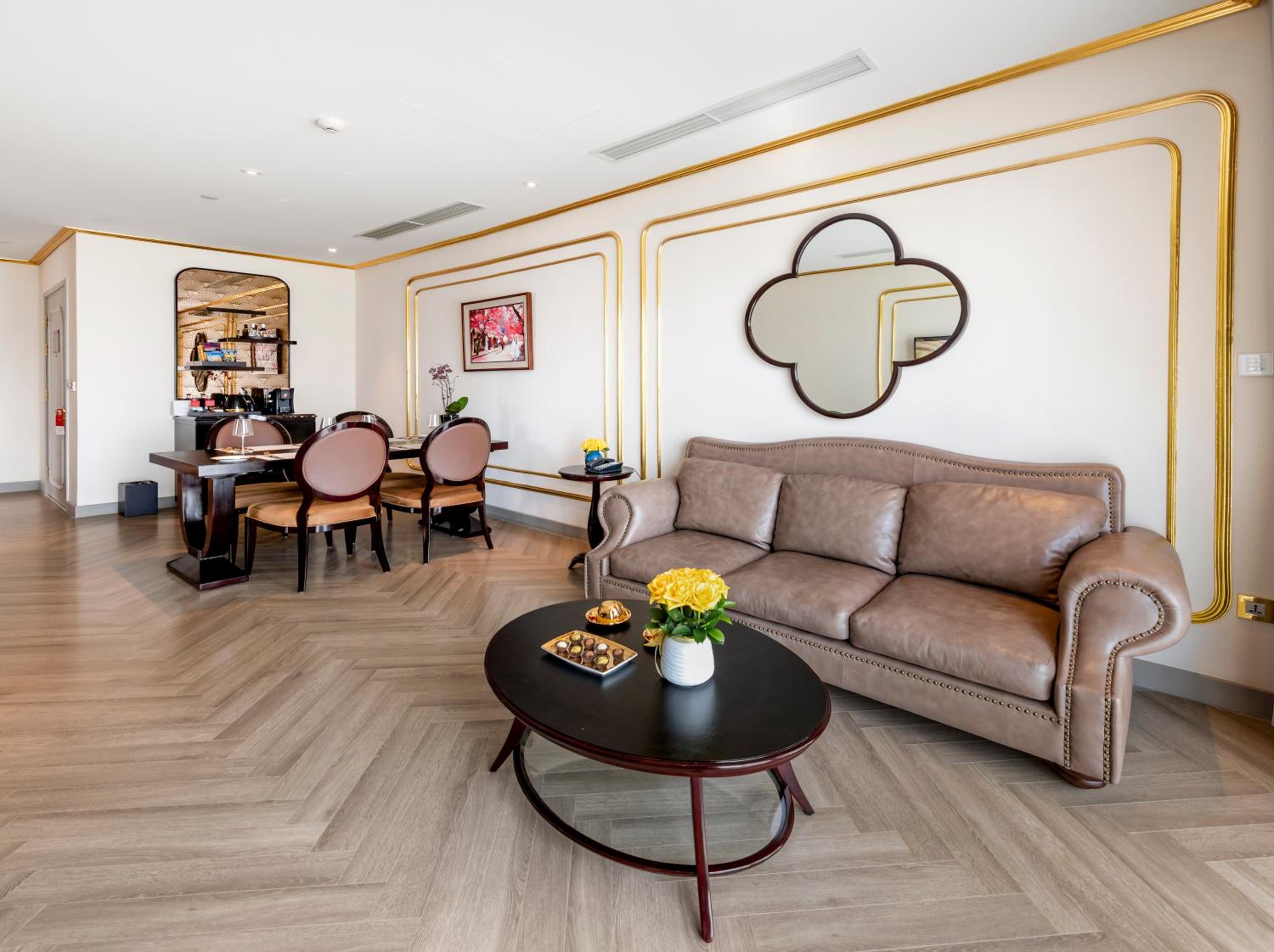 Executive Suite - Photo 14