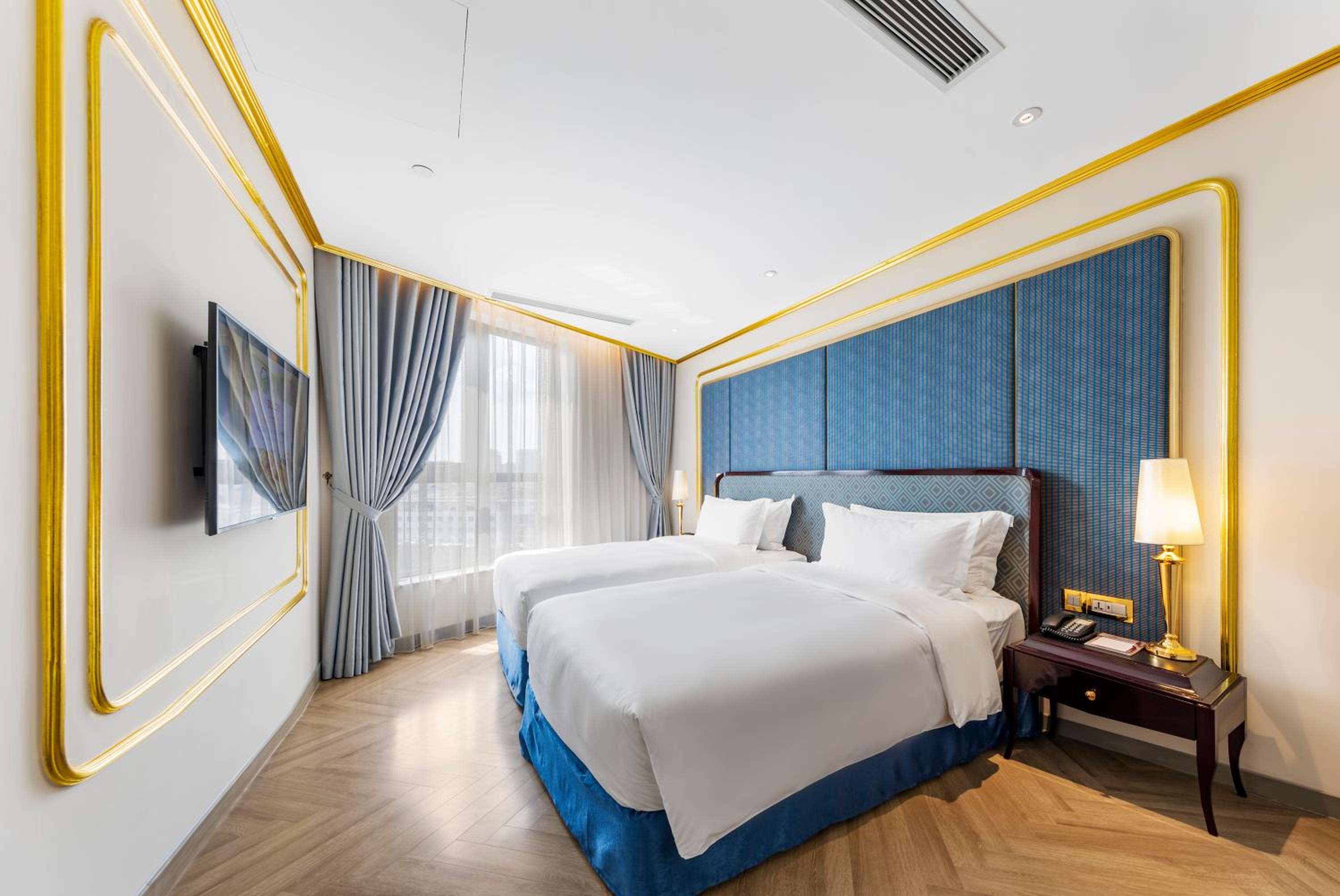 Executive Suite - Photo 8