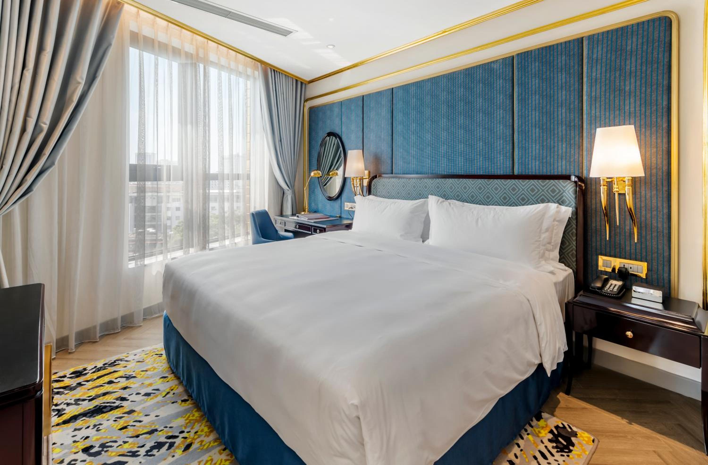 Executive Suite - Photo 6